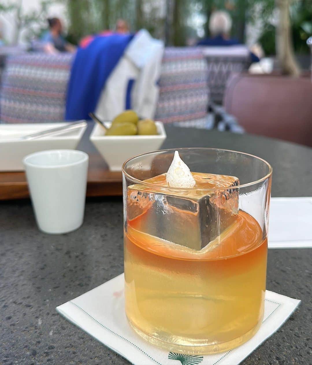 エイサ・バターフィールドさんのインスタグラム写真 - (エイサ・バターフィールドInstagram)「A weekend in Milan with @jw_anderson    Plus a new drink for all you whisky enjoyers.」6月27日 2時49分 - asabopp