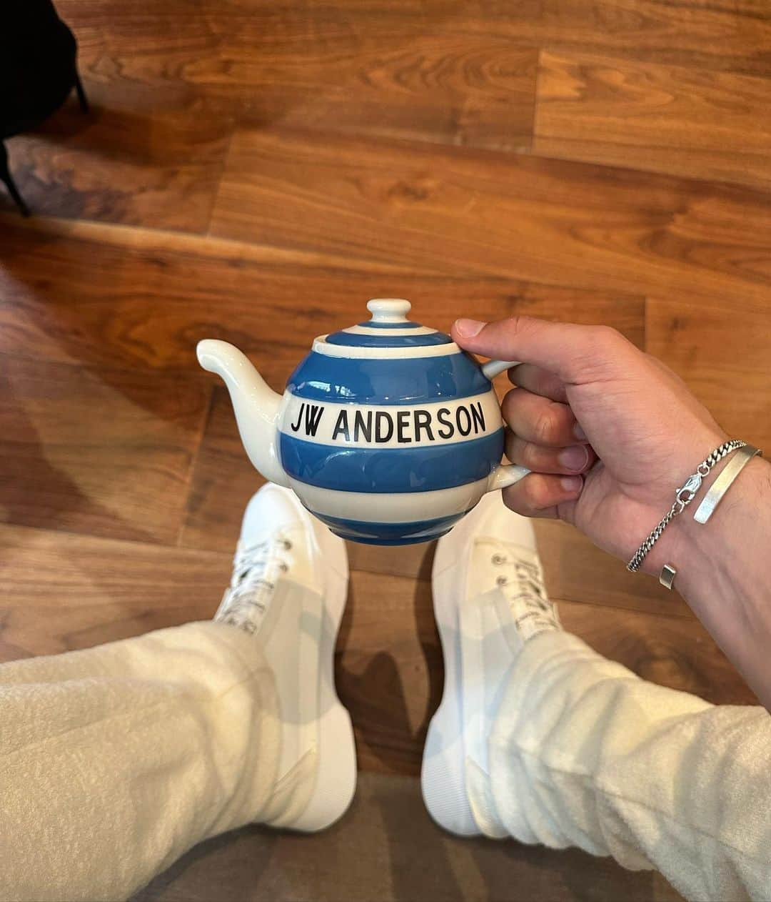 エイサ・バターフィールドさんのインスタグラム写真 - (エイサ・バターフィールドInstagram)「A weekend in Milan with @jw_anderson    Plus a new drink for all you whisky enjoyers.」6月27日 2時49分 - asabopp