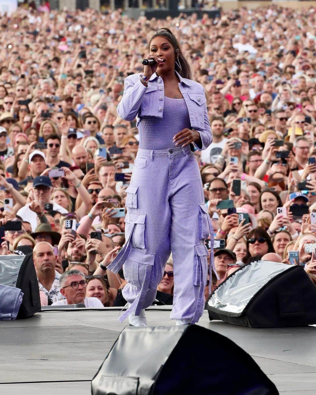 SELF PORTRAITさんのインスタグラム写真 - (SELF PORTRAITInstagram)「@therealeve wears custom self-portrait LILAC RHINESTONE DENIM CARGO JEAN AND JACKET, CONTOUR PRINT BODYSUIT AND RHINESTONE CRESENT BOW MICRO BAG  whilst performing at BTS Hyde Park last Saturday.   Styled by @oliviabuckingham  Photo by @marco.bahler」6月27日 2時50分 - mrselfportrait