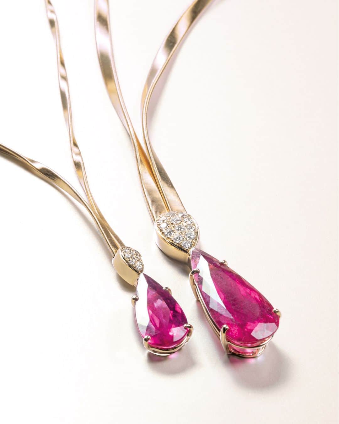 マルコ ビチェゴさんのインスタグラム写真 - (マルコ ビチェゴInstagram)「Our high jewelry collection: a celebration of color and luxury. Express your unique style with this one-of-a-kind necklace featuring a stunning drop-cut pink tourmaline and enriched with diamond pavé. #marcobicego #highjewelry #gold #diamonds #gemstones #madeinitaly」6月27日 3時00分 - marco_bicego