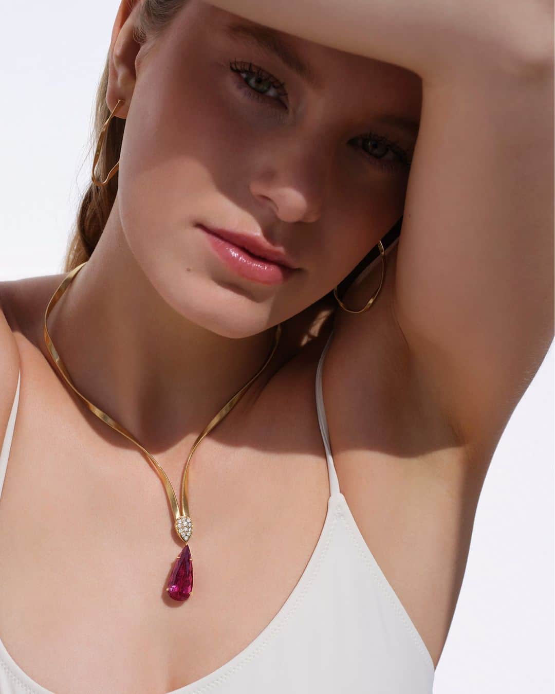 マルコ ビチェゴさんのインスタグラム写真 - (マルコ ビチェゴInstagram)「Our high jewelry collection: a celebration of color and luxury. Express your unique style with this one-of-a-kind necklace featuring a stunning drop-cut pink tourmaline and enriched with diamond pavé. #marcobicego #highjewelry #gold #diamonds #gemstones #madeinitaly」6月27日 3時00分 - marco_bicego