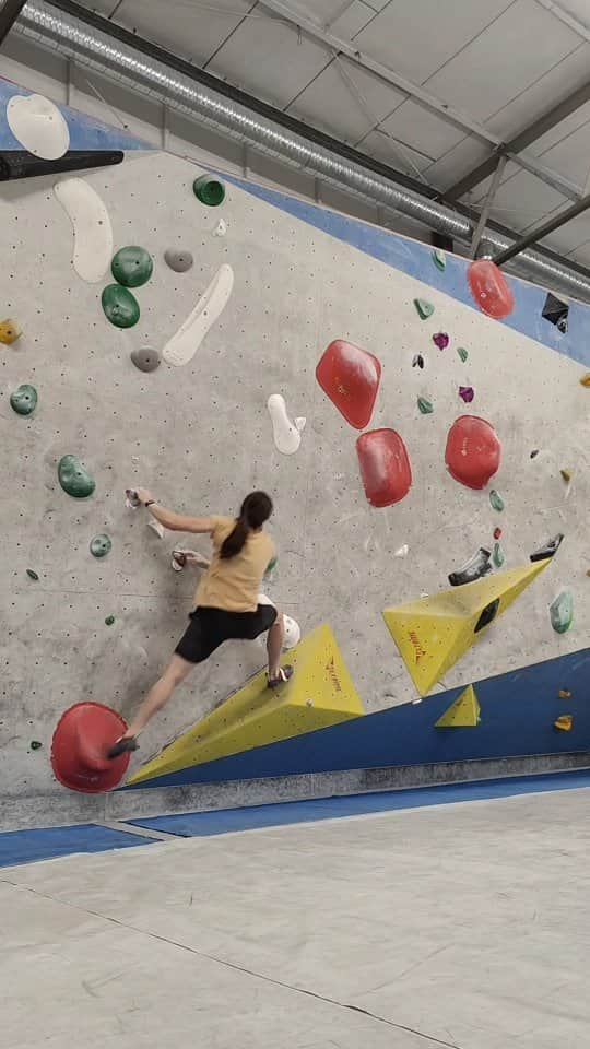 スターシャ・ゲージョのインスタグラム：「Funky jumps in @boulderhallee4 🦘 on a very hot day.  Lesson of the day: Smile! Klettern macht Spaß! 🫣😁 Right @sebastian_gebhardt ?  @mattwoidy profi videobomber  @unparallelup @trangoworldofficial @tokyo_powder_germany」