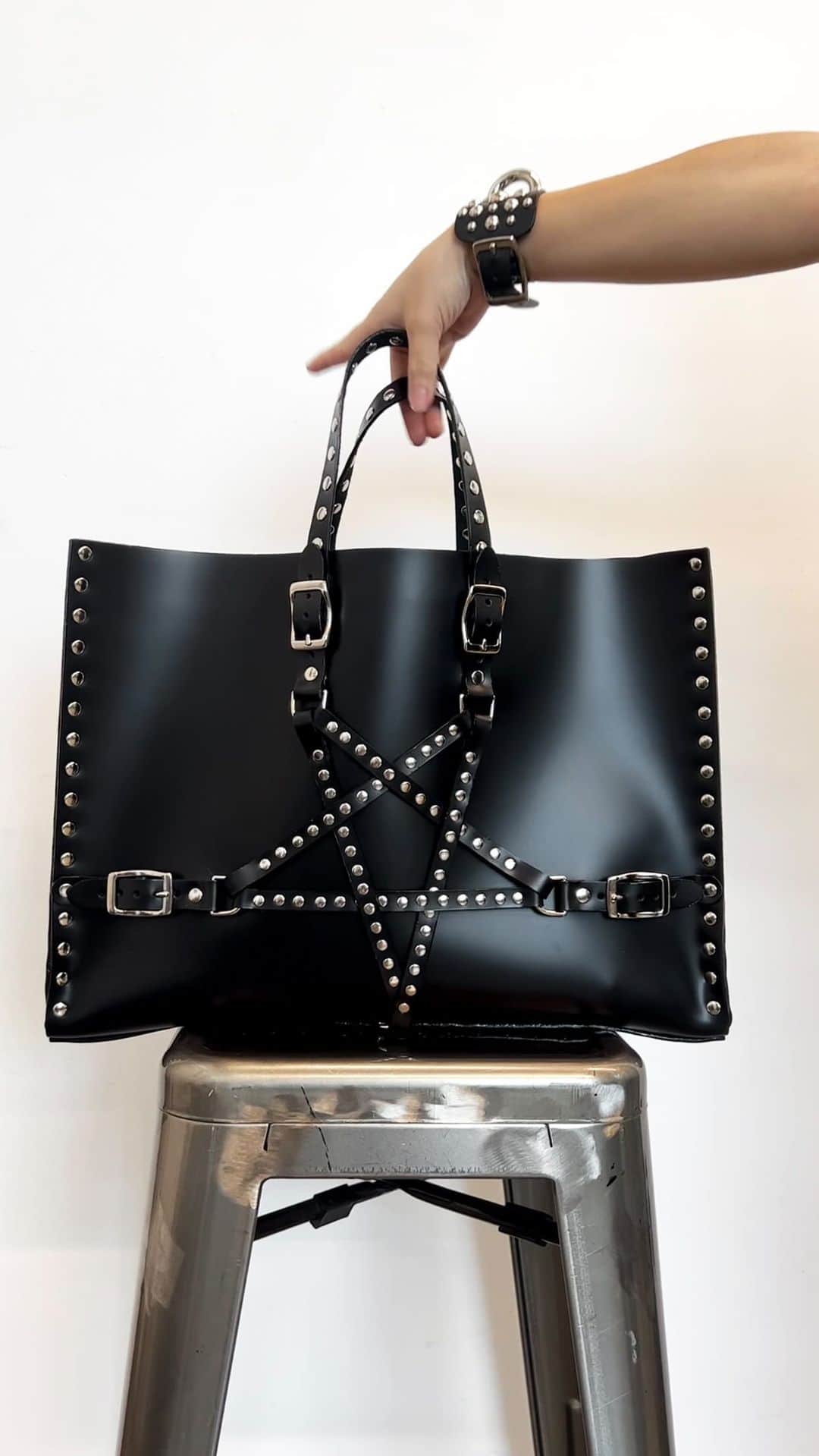 ZANA BAYNEのインスタグラム：「And off to work we go 🕊️」