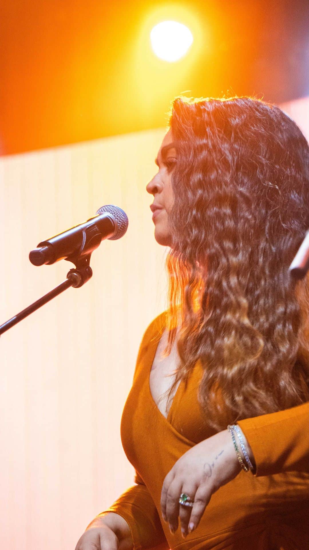 Preta Gilのインスタグラム：「Quando fui liberada pelos médicos pra fazer essa mini tour do #NósAGente, eu me agarrei à ela como se fosse mais um processo de cura pra mim e é exatamente o que está acontecendo.  Ontem, em São Paulo, parecia um sessão de cura coletiva para todos nós. O amor, a música, a família, os amigos curam. Saímos todos de lá melhores!!!   E ainda poder começar as comemorações do aniversário de meu pai @gilbertogil e meu sobrinho @joaogil no palco, foi incrível!!!  A festa só acaba sábado, na Concha Acústica do @teatrocastroalvesoficial, em Salvador!!! Obrigada @festivaltura e @hering_oficial pela noite de ontem!!!  Patrocínio: @hering_oficial Apoio: @primevideobr Produção: #GegeProds」