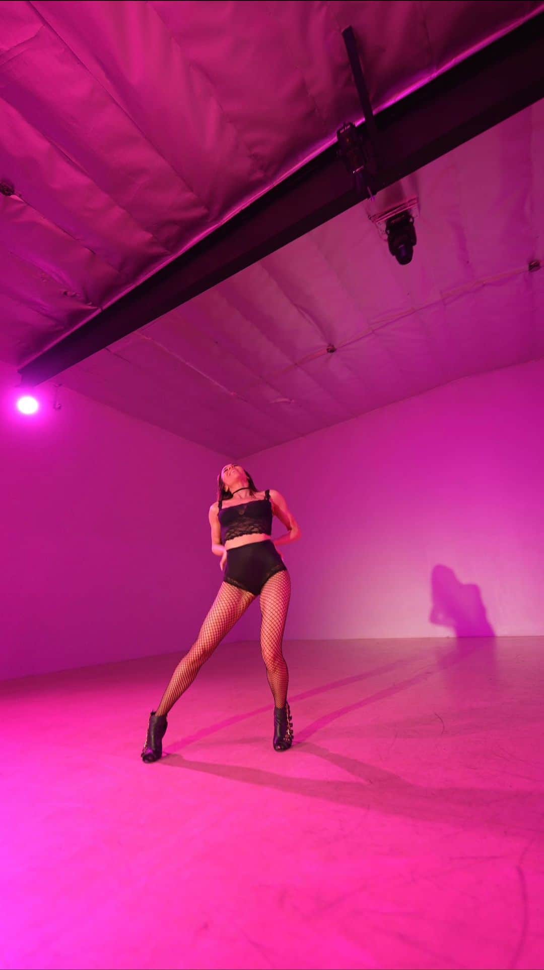 マンディー・ジルーのインスタグラム：「❤️‍🔥✨❤️‍🔥✨ ⁣ ⁣ Choreo & feels: 🙋🏻‍♀️ ⁣ 🎥 skills: @bobby11dacones」