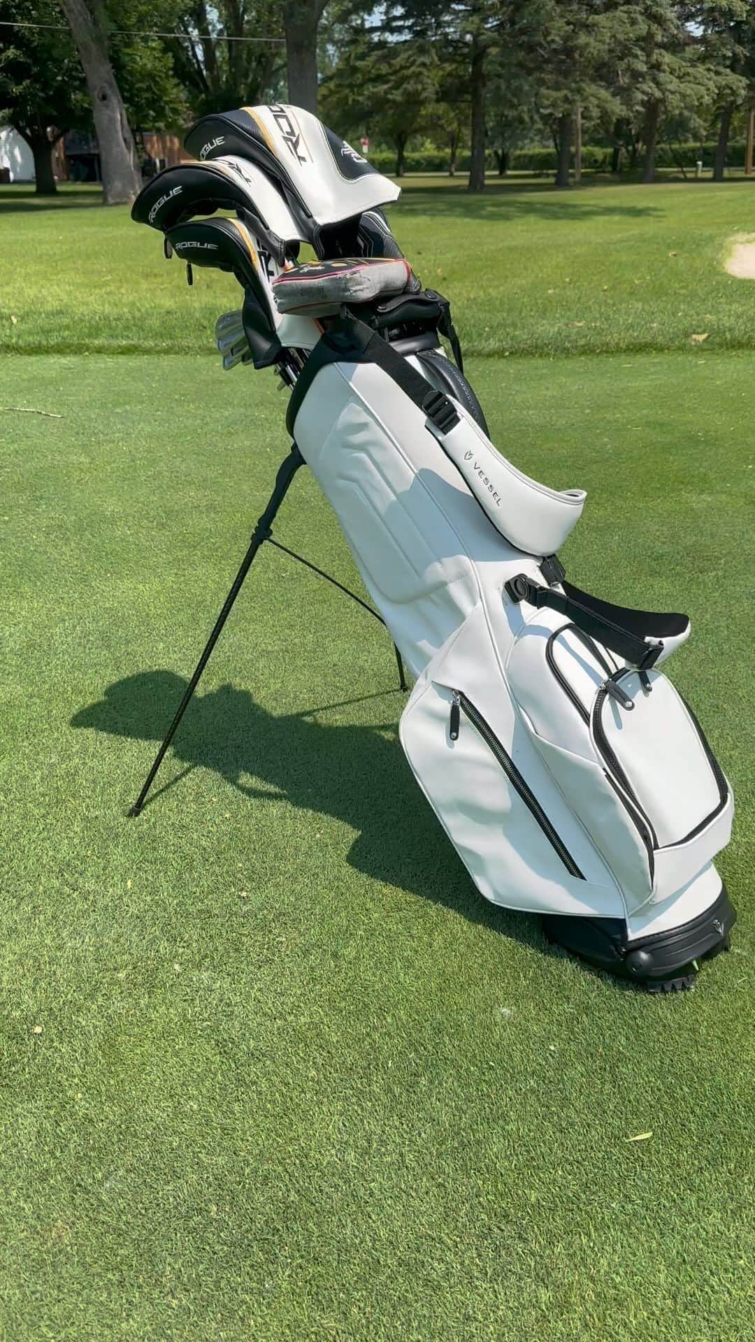 エイミー・オルソンのインスタグラム：「Obsessed with this new golf bag. 👀 I’ve always had @vesselgolf bags for my tour bag, but on off-weeks I used an old one from college days. Safe to say, I got upgraded!! Yeah, we fancy like…」