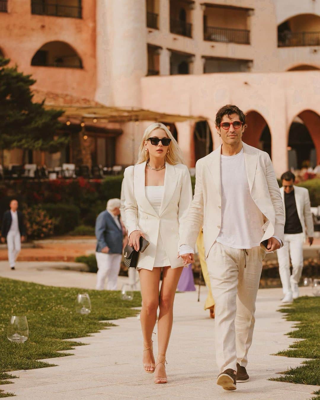 アシュレイ・ベンソンのインスタグラム：「Had the most amazing time celebrating the two of you….what a beautiful wedding 🖤🖤 @madison.headrick @nahmadcontemporary」