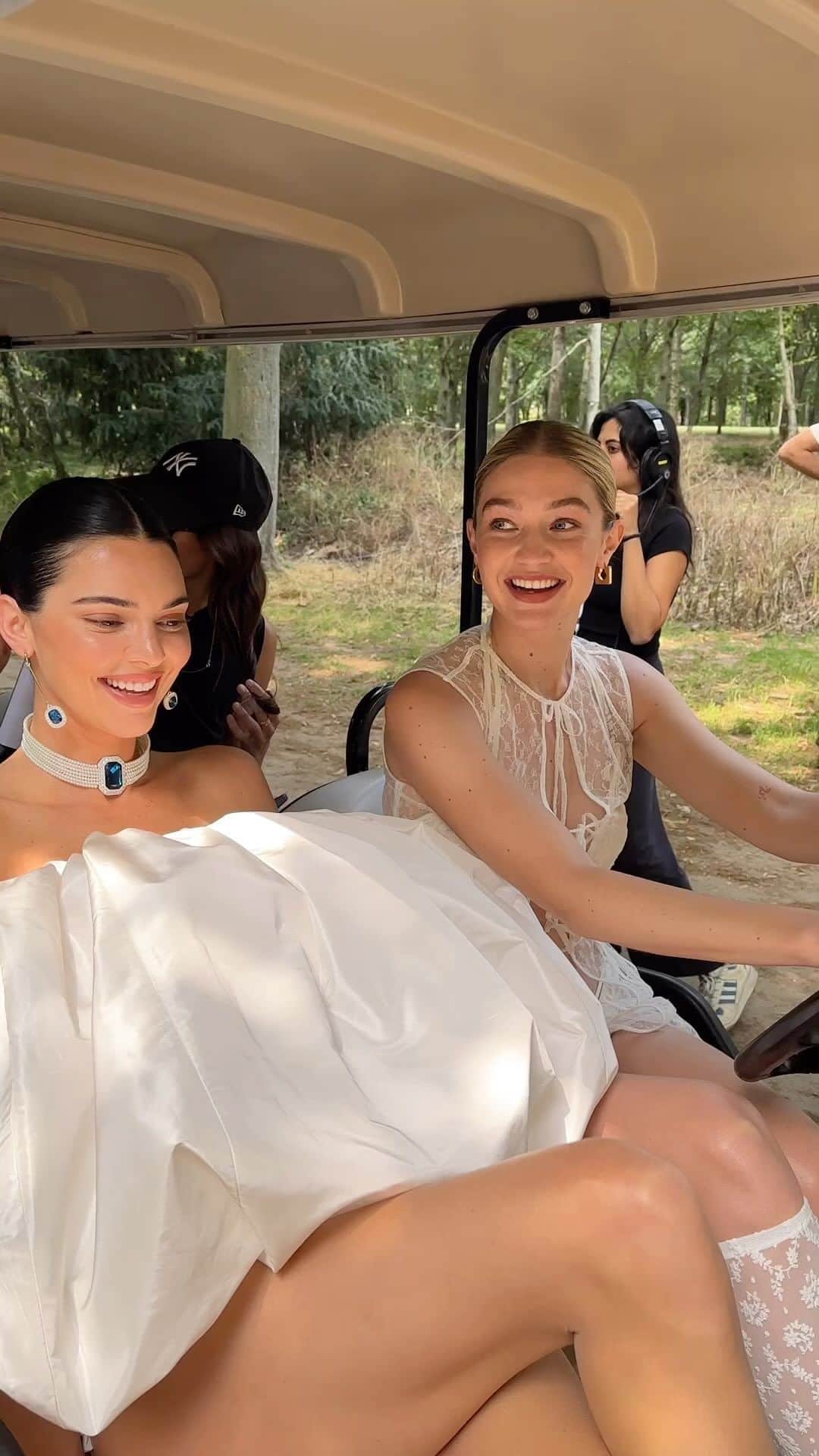 Vogue Españaのインスタグラム：「@kendalljenner y @gigihadid o lo que ocurre cuando dos amigas trabajan juntas (en el desfile de @jacquemus) 👯‍♀️」
