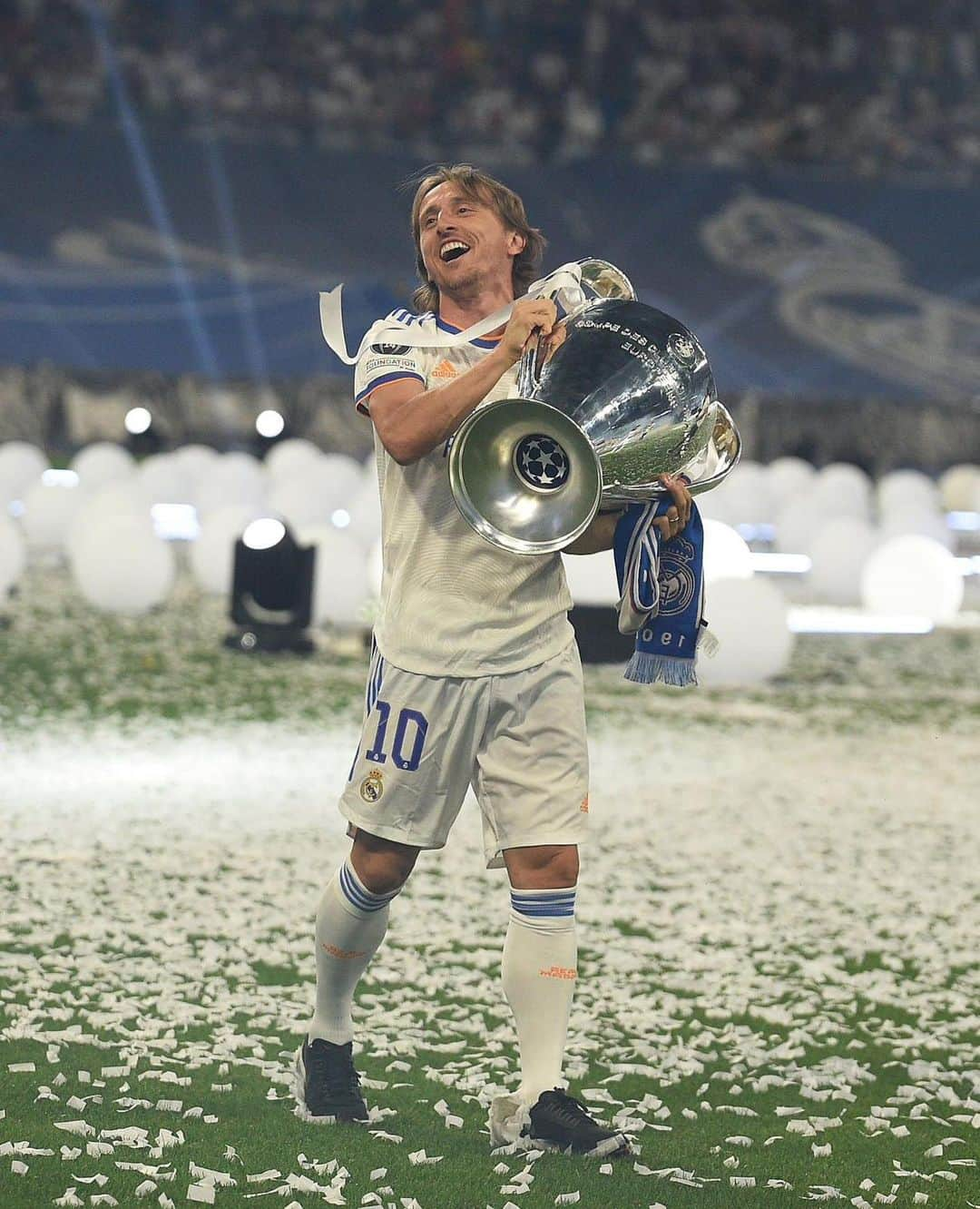 ルカ・モドリッチのインスタグラム：「Home Sweet Home. Feliz de seguir cumpliendo mi sueño de jugar en el Real Madrid. HALA MADRID! 🤍😄🙏 #Modric2024」