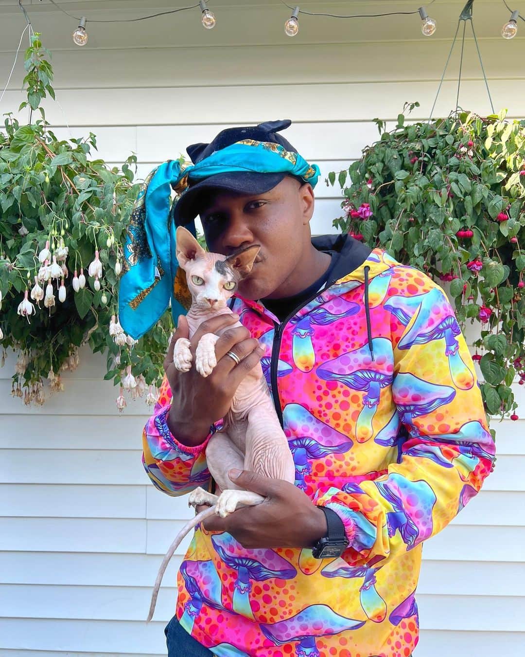 MSHO™(The Cat Rapper) さんのインスタグラム写真 - (MSHO™(The Cat Rapper) Instagram)「We still reckless, out of control and up to no good as always. Queen Sushi really loves the flowers even tho she never was the one to be smiling all over the place. Drop the names of some of your favorite flowers below. Please and thank you. YOU’RE LOVED 👇🏾🧑🏾‍🌾🦹🏾‍♂️😼🌼🌺 #QueenSushi #TheCatRapper #Plants #PlantDad #PlantMom #CatDad #CatMom #MoGang」6月27日 3時55分 - iammoshow