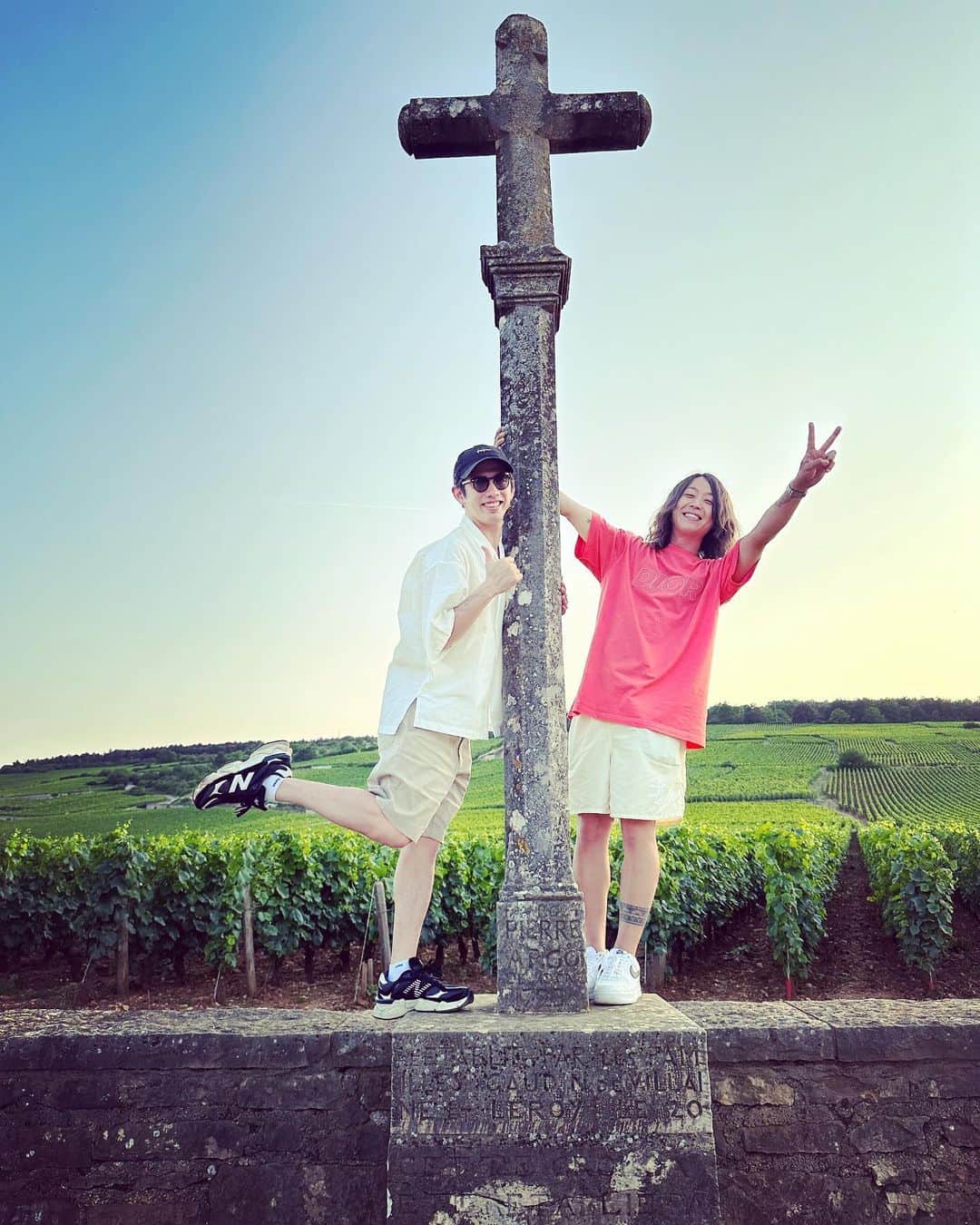 Taka のインスタグラム：「ワインの聖地。ロマネコンティーとラロマネの畑の前で！35歳と間も無く36歳のおじさん2人で！笑笑」
