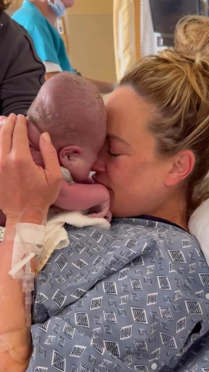 Peta Murgatroydのインスタグラム：「💙 Happy Birthday Sweet Rio 💙  What a wild ride!!! With a midnight car race into the hospital not knowing if @maksimc will make it or not, to the many hours of laboring down Mr Rio until he was in the perfect place to push him out with 4 pushes… …he’s here and he’s HEAVEN ✨  There was a moment after the birth where I looked at my mum and said “did you text dad?” …I welled up with tears as I realized I’d forgotten he was gone. It was a moment for me. I knew I felt his spirit there and I know he will be looking down and protecting all of us here.  Thank god @maksimc made it in time 🙏🏻 He drove from Napa Valley to West Hollywood in 4.5 hours LOL   Thank you for being on this journey with us XO」