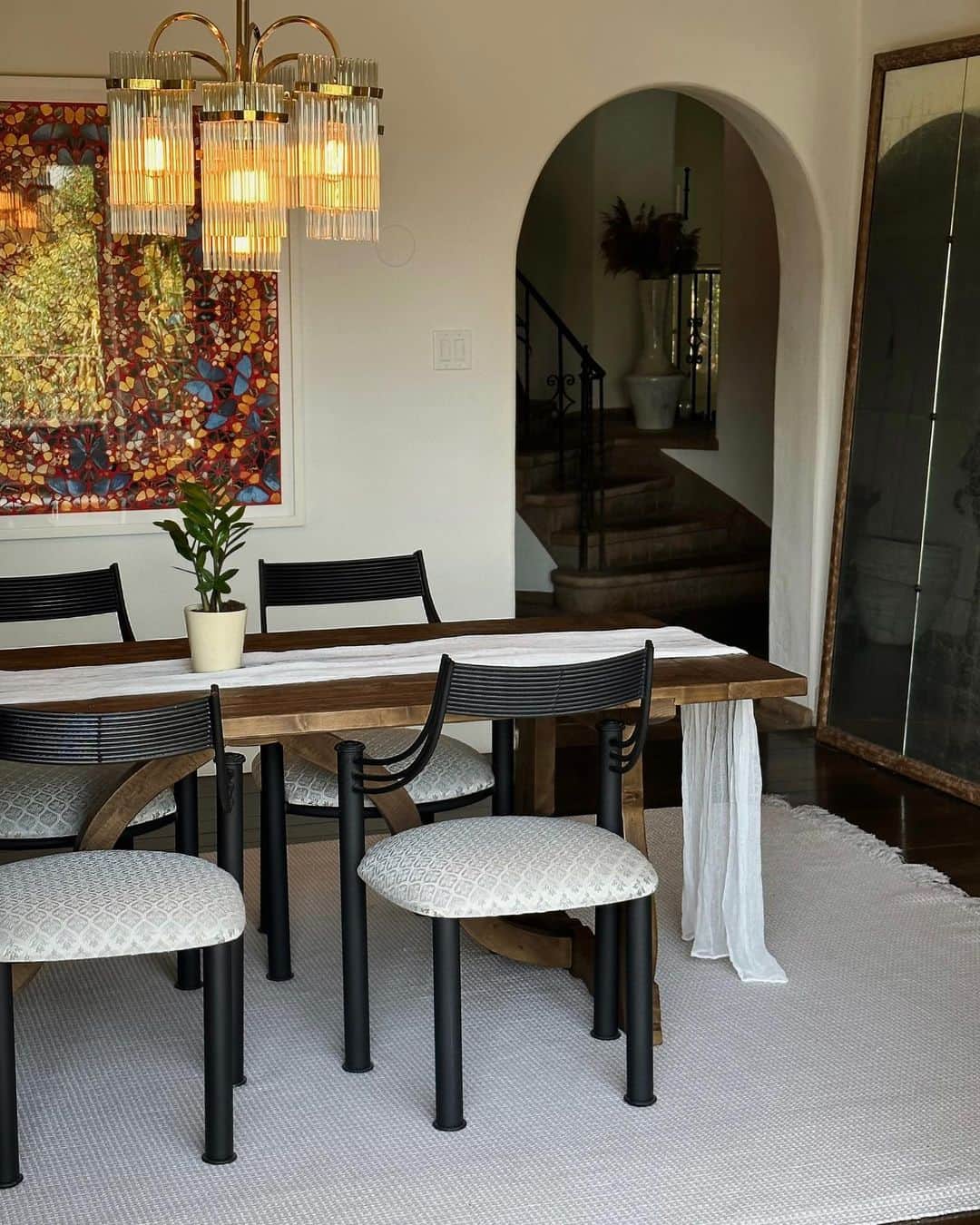ジェシカ・ジェーン・クレメントのインスタグラム：「Who’s coming over for dinner? 🍝 My dream dining table from @sixpennyhome  is finally ready and open for hosting 🥹」