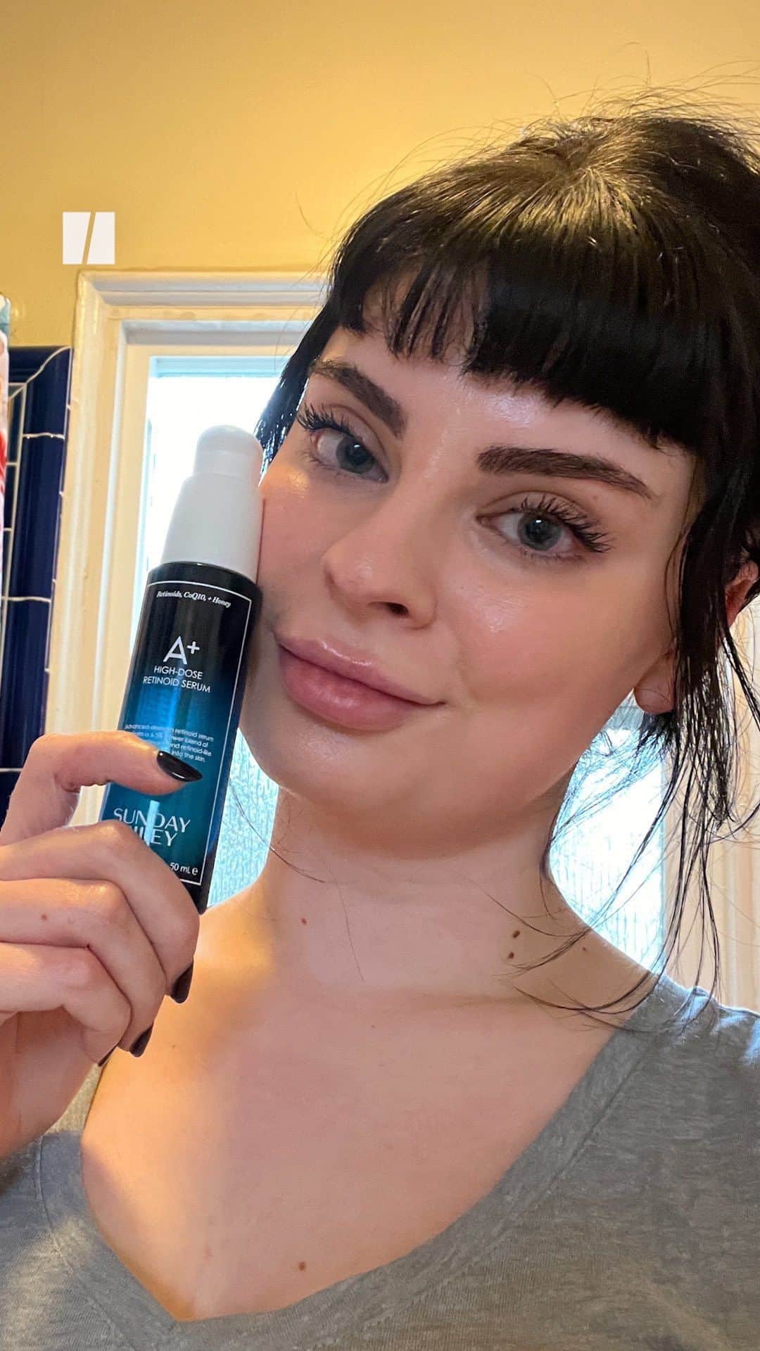 Huffington Postのインスタグラム：「Most dermatologists will tell you retinol is one of the most important parts in a skin care routine. Aside from combating signs of aging, retinoids can offer a whole host of skin-improving benefits from evening skin tone to managing acne to reducing the appearance of fine lines.  HuffPost Shopping Writer Tessa Flores recently found her holy grail retinol in Sunday Riley’s A+ serum — and it’s extra gentle for people with sensitive skin. “I’ve noticed a significant reduction of my keratosis pilaris in that the texture is smoother, less red and with fewer clogged hair follicles,” Flores writes. “I’ve also noticed less congestion in my T-zone, fewer sun freckles and an overall increase in skin plumpness — all without those telltale signs of retinol-induced irritation.”  Read more at our link in bio.」