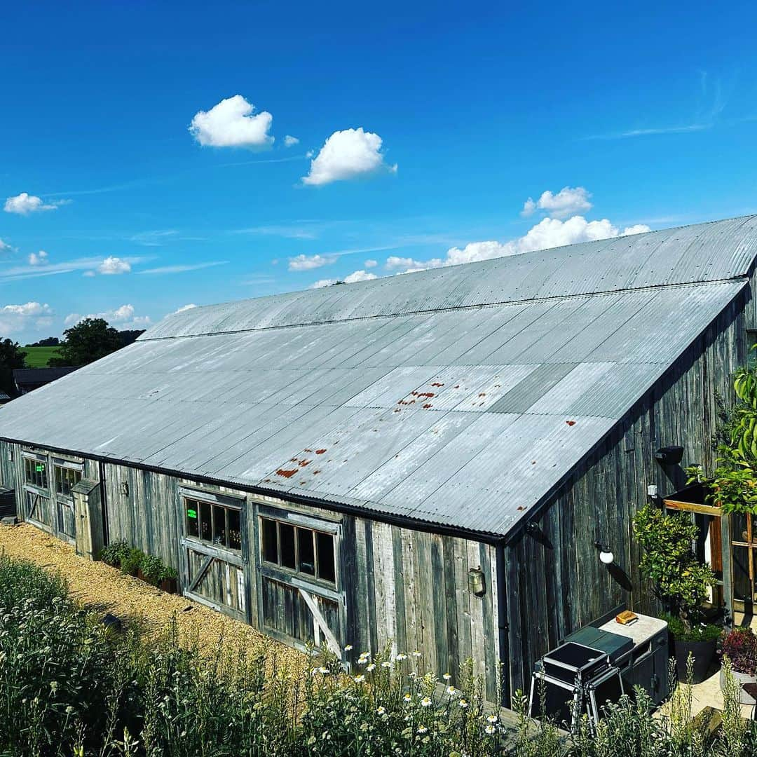 タリン・サザンさんのインスタグラム写真 - (タリン・サザンInstagram)「There are few conferences that don’t feel like conferences — @foundersforum is one of them. Held at the beautiful soho farmhouse in Oxfordshire, the event convened about 500 founders and leaders from around the world.  This particular panel discussed the possibilities, limits, and questions posed by AI — and how adoption is accelerating organizational creativity, workflows and ethics conversations.   It was delightful to meet so many incredible people… my mind is still buzzing ☺️」6月27日 4時20分 - tarynsouthern