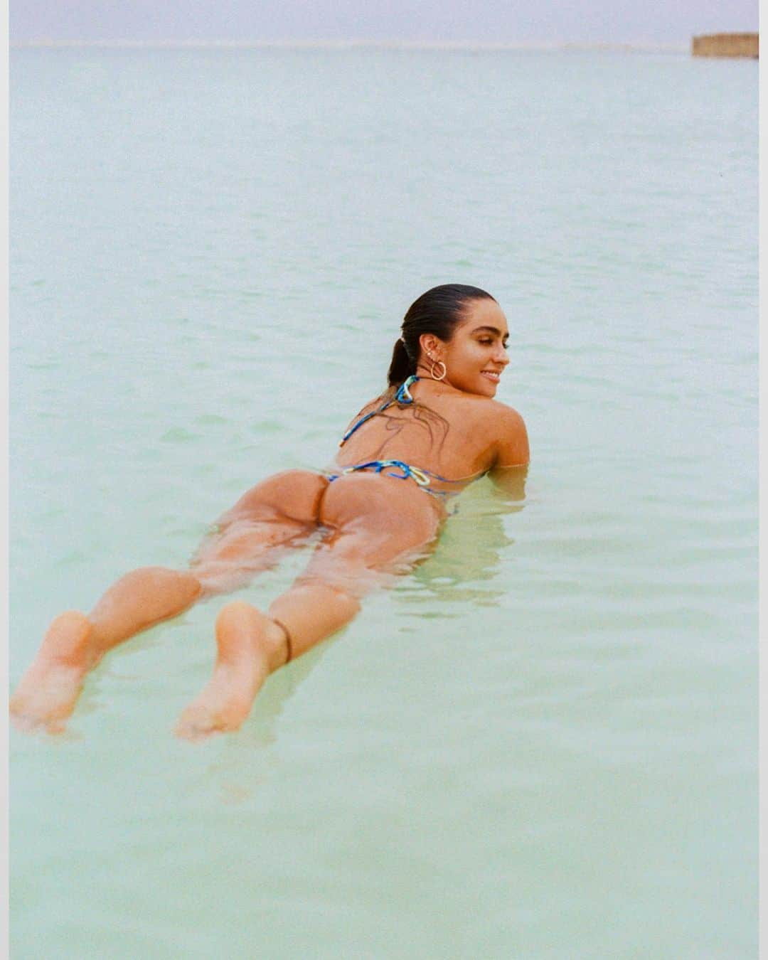 Sommer Rayさんのインスタグラム写真 - (Sommer RayInstagram)「dead sea on film pt 2 🧜‍♀️ ( y’all know i like to post every pic lmfaoo & didn’t have room for all in the first post ) just floatin in the water was the coolest thing」6月27日 4時22分 - sommerray