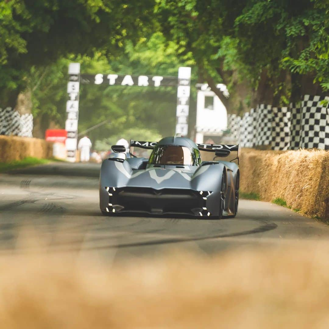 マックス・チルトンさんのインスタグラム写真 - (マックス・チルトンInstagram)「Adapting to a hillclimb wasn't easy. Just 3 practice runs before the Sunday. Cold tyres and all eyes on one car.   So big credit to @maxchilton for taking the win and the @fosgoodwood record exactly one year ago today.   And kudos to @alex_summers_hillclimb , who put the Spéirling 'on pole' in qualifying, setting the scene beautifully for a truly memorable shootout.   We certainly had a formidable formula that weekend.  It's great to be heading back to FoS to show people the successor to that car which they can now order, and feel the fan car advantage for themselves.   #Fancar #fos #goodwood75 #trackcar」6月27日 4時24分 - maxchilton