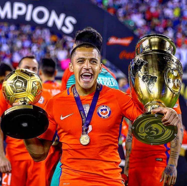 アレクシス・サンチェスのインスタグラム：「Memories today …..   26/06/2016  Copa America Centenario 🏆. 🥇」