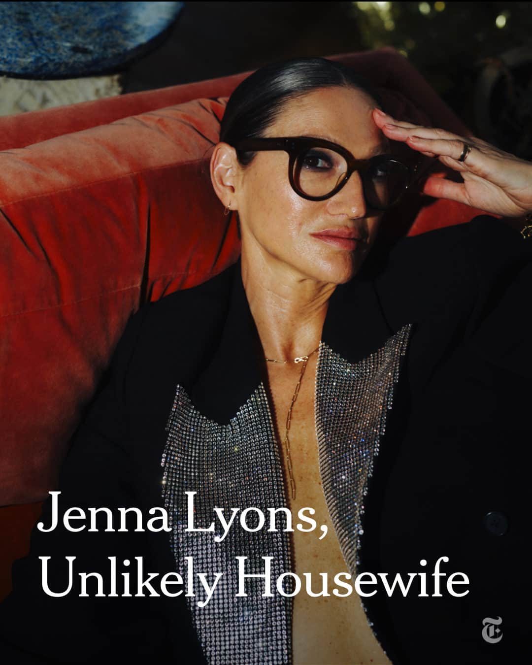 のインスタグラム：「Jenna Lyons, the famously stylish former president of J. Crew, has joined the rebooted “Real Housewives of New York City.” Why?  The announcement last October that @jennalyonsnyc would star on the upcoming season of “RHONY” drew much attention — and some confusion. Lyons, 55, was known for being tasteful, aspirational. She’d been to the Met Gala seven times. The Housewives were a brawling pageant of guilty pleasure, redefining the cultural meaning of “housewife.” (Many of them were, in fact, divorced.) They were flamboyant, chaotic. Two of them went to prison.  In an interview with The New York Times, Lyons explained her reasoning. She liked the idea of bringing some queerness to a largely straight franchise. And she believed appearing on television could help advance her business pursuits.  But one day, while Lyons was reciting this reasoning to a close friend, she said, the friend stopped her: “‘You want the attention,’” the friend said. “‘You don’t want to fade into oblivion.’”  And it was true, Lyons realized. After she left J. Crew, the fashion industry, once enamored with her, seemed to move on. “I really faded away,” she said. “It was such a big job, and I was well respected, and I had a big life in that way, and then it kind of all went away.”  Tap the link in our bio to read the full story from @jtes. Photo by @yael_malka」