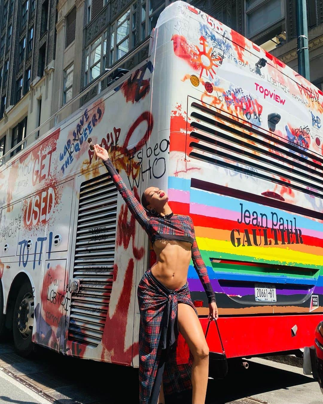 ジョアン・スモールズさんのインスタグラム写真 - (ジョアン・スモールズInstagram)「🌈 Happy Pride! Love is Universal」6月27日 4時33分 - joansmalls