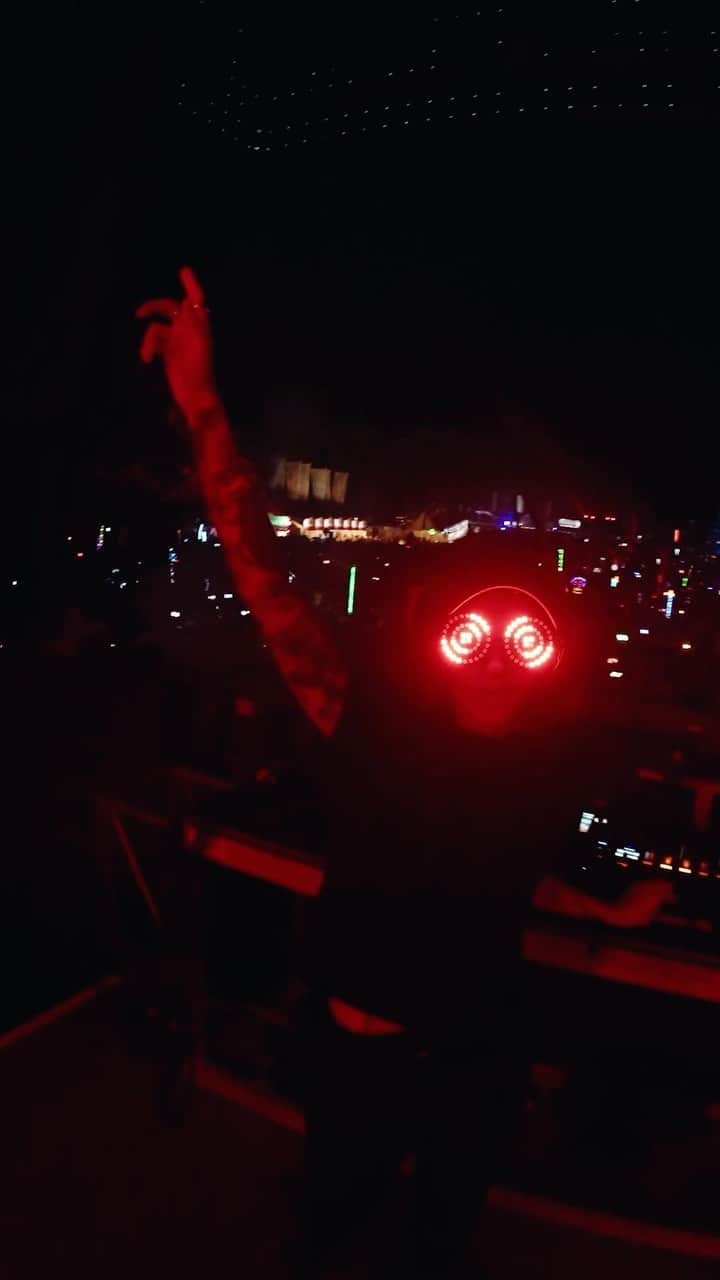 REZZのインスタグラム：「Last night in thaa middle of the forest 🌳 THANK UUUU @electric_forest for allowing me to close out the night」
