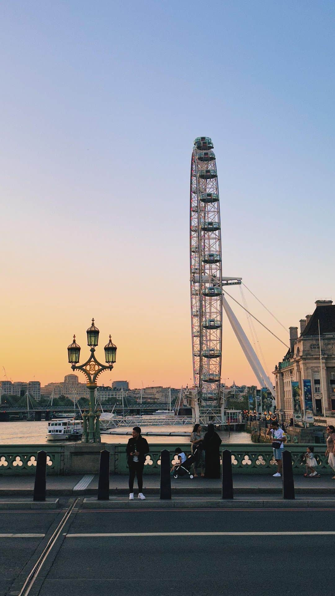 @LONDON | TAG #THISISLONDONのインスタグラム：「What Are You Waiting For? 🙌🏼 #ThisIsLondon 🎥 @MrLondon 😍😍  ___________________________________________  #lovelondon #london #londra #londonlife #londres #uk #visitlondon #british #🇬🇧 #londoneye #westminsterbridge #westminster」