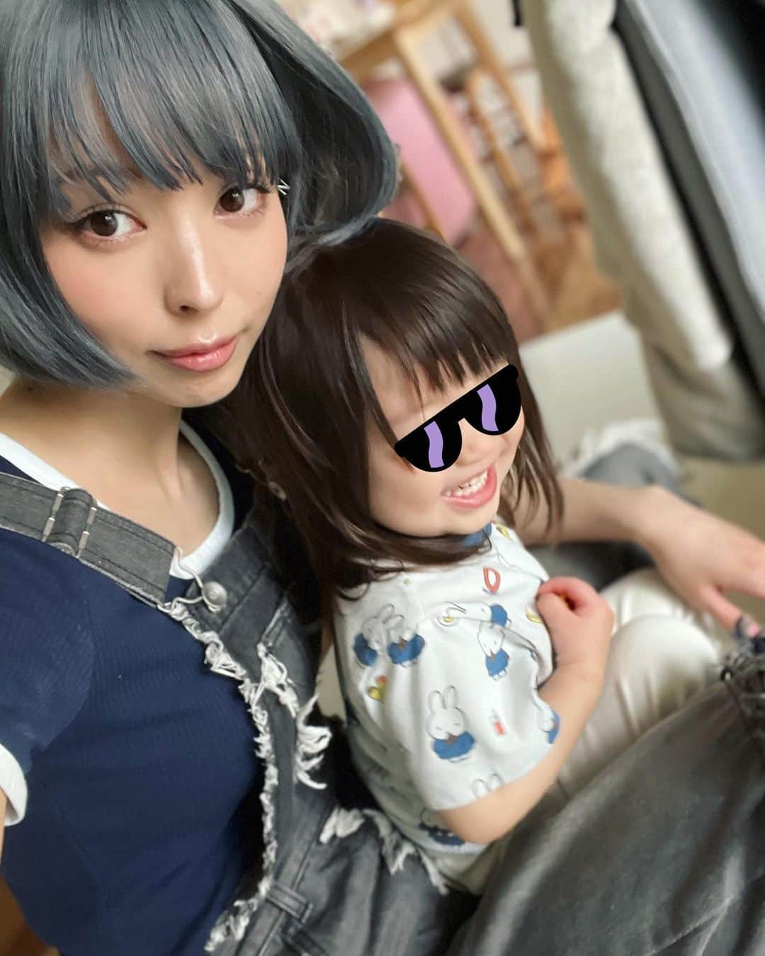 最上もがさんのインスタグラム写真 - (最上もがInstagram)「2歳、ほんっっっと可愛い。 育児を楽しむ余裕がない時期もあったけど イヤイヤ期終わって(いまだに風呂は嫌いらしいけど…笑) すんなり車のってくれるようになったし 話がかなり通じる！！ 2歳まで全然話さなかったけど 急に言葉も増えてかわいい。。😭  2枚目  マイティ・ソー言えるようになっとる そんで撮ろうとすると急に言わんくなる 少し欠けたけど可愛すぎるのでどうぞ…」6月3日 13時43分 - mogatanpe