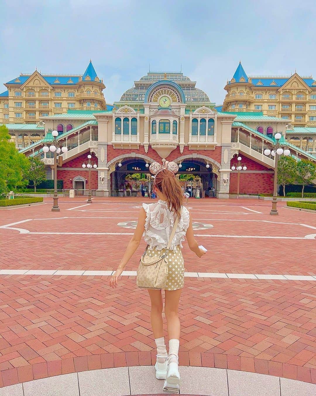 のインスタグラム：「. . . #東京ディズニーランド 🏰🖤❤️  ディズニーリゾートの舞台が当たったので 母と最初で最後であろうディズニー旅行に行ってきた✈️  ポンコツな私を更に上回るポンコツな母との 旅行はめっちゃ楽しかった👸  #ディズニーランド #ディズニーシー #ディズニーコーデ #ディズニーアンバサダーホテル　#エンパイアグリル #disneyland #disney #disneysea」