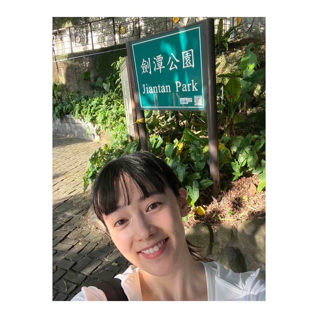 田中美晴さんのインスタグラム写真 - (田中美晴Instagram)「Hiking 1🥾  こんにちは〜！ 週末はどうお過ごしですか？？  私は先日、劍潭山に登ってきました！ 台北付近には気軽に登れる山が多いらしいです。  往復2時間くらいで登れました⛰️  台湾の山、色々登ってみたい。 山登り興味ある友達いないかなぁ🥺笑  最近我的興趣是爬台灣的山。 所以我這次爬了劍潭山。  從MRT劍潭站到劍潭山親山步道的入口大概10分鐘，非常方便😊  山路往返需要2個小時左右。  爬山讓我流汗，但是我覺得很有趣！ 我還想爬很多台灣的山⛰️💛  #劍潭山 #劍潭山親山步道  #爬山 #台湾山登り #台灣景點 #台灣生活 #美晴天天  #山登り好きな人と繋がりたい  #hiking #taiwanmountain」6月3日 12時15分 - tnk_miharu