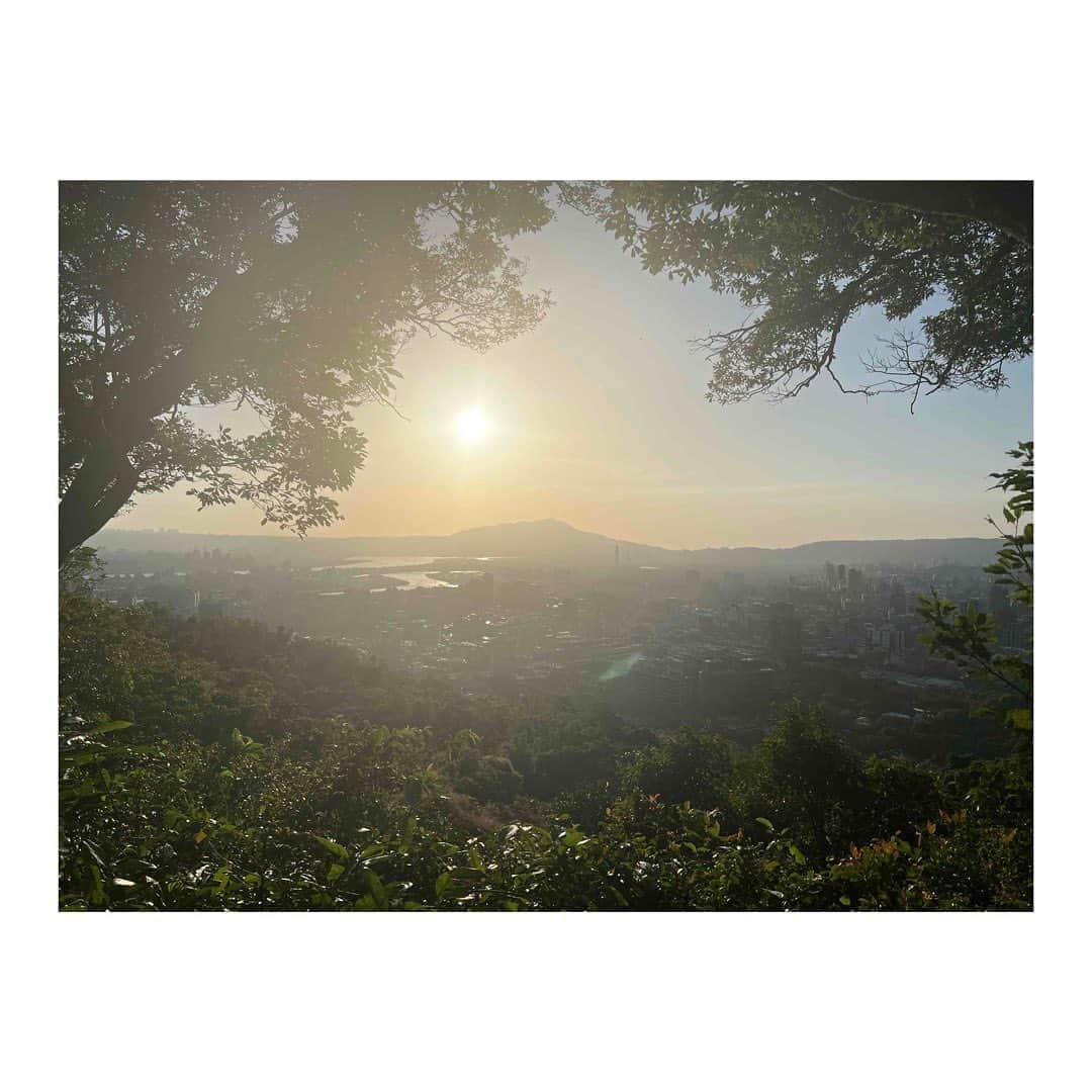 田中美晴さんのインスタグラム写真 - (田中美晴Instagram)「Hiking 1🥾  こんにちは〜！ 週末はどうお過ごしですか？？  私は先日、劍潭山に登ってきました！ 台北付近には気軽に登れる山が多いらしいです。  往復2時間くらいで登れました⛰️  台湾の山、色々登ってみたい。 山登り興味ある友達いないかなぁ🥺笑  最近我的興趣是爬台灣的山。 所以我這次爬了劍潭山。  從MRT劍潭站到劍潭山親山步道的入口大概10分鐘，非常方便😊  山路往返需要2個小時左右。  爬山讓我流汗，但是我覺得很有趣！ 我還想爬很多台灣的山⛰️💛  #劍潭山 #劍潭山親山步道  #爬山 #台湾山登り #台灣景點 #台灣生活 #美晴天天  #山登り好きな人と繋がりたい  #hiking #taiwanmountain」6月3日 12時15分 - tnk_miharu