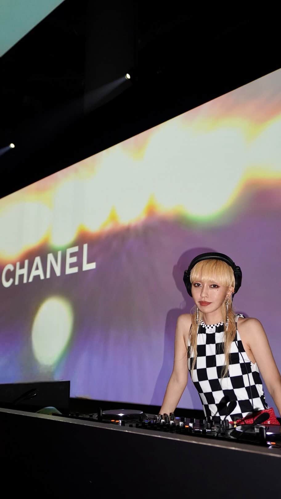 PELIのインスタグラム：「CHANEL NIGHT IN TOKYO 🖤 アフターパーティーにてDJ📀  オファーをいただいた時点で、只事じゃないだろうなと予想はしていたけど、2000人規模という、終わった今でも身震いするほどの現場でした。。  今回私の出番は大きく分けてオープニング、アクトの転換、エンディングの5回のセットで、本国リクエストがみんなが知っていて踊れる楽しい曲！という事で70's〜90'sの曲を混ぜながらセットリストを組みました。  オープニングはランウェイが終わったら、バーン！とパーティー会場のカーテンが曲の始まりと同時に開く演出で、まずそれが第一の緊張の山場。。。カーテンが空いた瞬間、奥に見える人の多さにテンションが上がっていた自分に驚いた！やっぱり自分の中の半分獅子座を実感。  続いて各アーティストの転換セットは、短い時間の中で各アーティストとのテイストに合わせつつ、乙女座と獅子座のハーフならではの神経質に楽しくできたと思います♍️♌️  そしてエンディングはルバロントーキョー時代のセットリストでプレイ。自分自身もラストの安心感と懐かしさで、温かい気持ちになり無事終了しました。  そしてこの日は深夜まで、@a.com524 がマネージャー業をしてくれました🙏  DJを17年くらいやってますが、本番2週間前から目眩がするほどドキドキした現場はさすがになかなか無いのですが😂愛の溢れる本気の現場でDJが出来て最高に幸せでした🙏🖤  thank you @chanelofficial   #CHANEL #CHANELMetiersdArt #CHANELinTokyo #CHANELNIGHTINTOKYO」