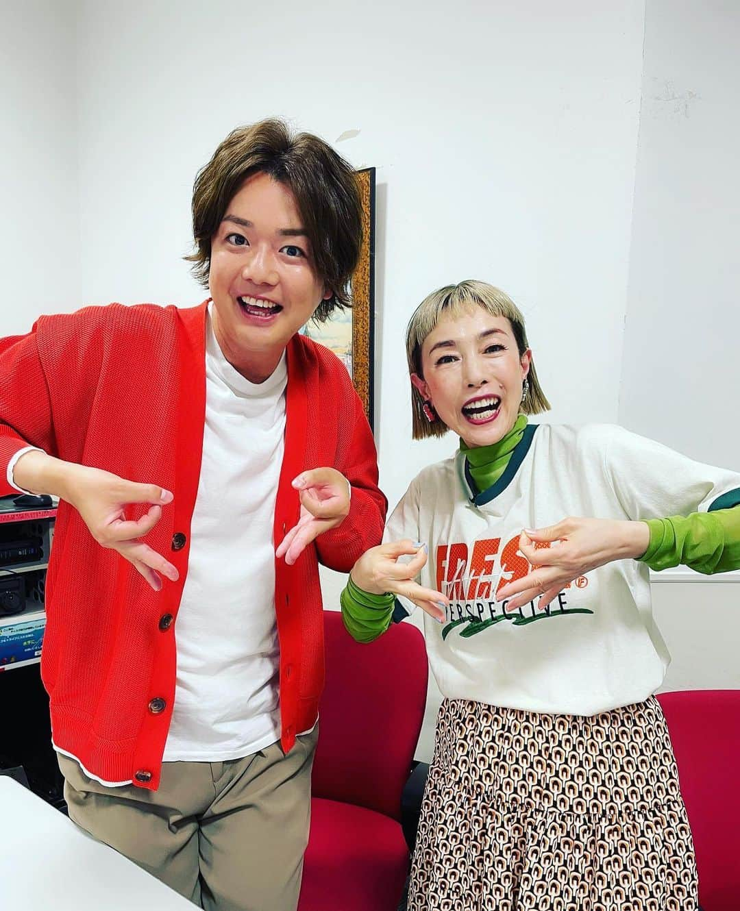 しゅうぺいのインスタグラム：「みんな大好きよろちくびー✨✨ レジェンドマチャミ姉さんとコラボ！ 元気でますねー☀️ ポーズを持つ2人！  #久本雅美 さん #マチャミ #よろちくび #WAHAHA本舗 #涙の河 #ヒルナンデス #シュウペイポーズ」