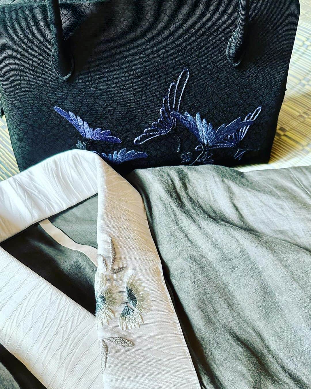 のインスタグラム：「更衣 美也子さんの日本刺繍、夏半衿もスタンバイ❤︎ @miyakousui #夏半衿 #手刺繍の半衿  明日はシルクラブ「小宮康正 江戸小紋展」にて 13時半よりお話し会いたします。 @silklab88 #シルクラブ #江戸小紋展」