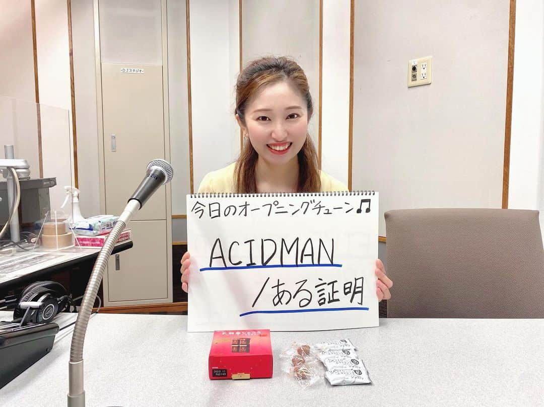 丸井汐里さんのインスタグラム写真 - (丸井汐里Instagram)「✴︎ Date fm Sendaian Hot Music 今週もありがとうございました😃 ✴︎ 昨日のオープニングチューンはACIDMANのある証明をお届けしました♫ ✴︎ 先週末、埼玉県川越市の蔵造りの街並みを観光してきたのですが、ボーカルの大木さんが川越出身！ ✴︎ また、メンバー全員埼玉出身ということから選んでみました💡 ✴︎ 重厚感のある歴史的建造物の数々。 ✴︎ 川越のシンボル・時の鐘は、他に遮るものがないため、高さ約16メートルの塔にパッと目がいきます。 ✴︎ 現代に建てられた建物も景観を壊さないよう和モダンな雰囲気で統一されていて、スタバも蔵のような見た目でちょっとしたフォトスポットになっていました！ ✴︎ レンタル着物を着て歩く若い観光客の皆さんは、街並みに溶け込む溶け込む👘 ✴︎ 大勢の観光客で賑わっていました。 ✴︎ 食べ歩きできる品々も充実🍽 ✴︎ 川越名産のさつまいもを使ったスイーツのお店がたくさんありました！ ✴︎ わらびもちドリンクも人生初✨ ✴︎ タピオカドリンクのわらびもち版と言えばわかりますかね？👀 ✴︎ ぐにゃんとしたわらびもちがヒュッと入ってきて、不思議な感覚でした！ ✴︎ 両親とそれぞれ違う味を注文したら、めちゃめちゃ映えた笑 ✴︎ 色々写真も撮ってきたので載せておきます📷 ✴︎ 他にも、小江戸ビールに鰹節がたっぷりかかった焼きおにぎりと、ご飯系も充実していましたよ👍 ✴︎ 飲食店も相当増えていたので、一回じゃ回りきれない！ ✴︎ また行かねば！！ ✴︎ ✴︎ ✴︎ 番組開始5年目にしてようやく重い腰を上げたSendaianチームが、ついに番組『純正』グッズ作りに着手したらしい…… ✴︎ そんな情報が、まさかの他番組にリークされるという😂 ✴︎ 一体どんなものを作ったのか、どこでどうすればゲットできるのか。 ✴︎ 詳細は、恐らく来週あたりにお伝えできるのではないかと思います☝️ ✴︎ 続報を待て！！！ ✴︎ ちなみにこれだけは言えます。 ✴︎ ……非売品です笑笑 ✴︎ ✴︎ ✴︎ リスナーさんからの情報で、6/2はオムレツの日だと知り、高らかにランチを叫んだ12時台。 ✴︎ しかし、諸々やっていたらお昼を食べる時間がなくなってしまった……ショック😭 ✴︎ すると、見かねたスタッフが備品入れからお菓子を出してきて、私に分けてくれました！ ✴︎ 結果、写真に写っているのが昨日の私のランチになったのですが……こんなに色々しまいこんでいたんかい！！🤣 ✴︎ でもとても助かった！ありがたやありがたや🙏 ✴︎ 特に玉こんにゃくがご飯時にちょうど良かったです笑 ✴︎ ✴︎ ✴︎ 今週、ついにスピッツがNo.1に上り詰めました🥇✨ ✴︎ アルバムリリースもありましたし、コナンの映画も最高でしたから、納得の順位です👍 ✴︎ 引き続き順位予想もSendaian宛に送って下さい😊 ✴︎ チャートはDate fmの公式Twitterでツイート中！ ✴︎ 新入社員・あんずちゃんの投稿も続々更新されています♫ ✴︎ 聞き逃した方はradikoのタイムフリー機能でぜひぜひチェックしてみて下さいね😆 ✴︎ ✴︎ ✴︎ #アナウンサー#フリーアナウンサー#ラジオパーソナリティ#丸井汐里#datefm#SendaianHotMusic#ACIDMAN#埼玉#小江戸#川越#蔵造りの街並み#時の鐘#蔵造りの街並み#純正グッズ#非売品#ランチ 代わりの #玉こんにゃく#スピッツ」6月3日 12時31分 - shiorimarui