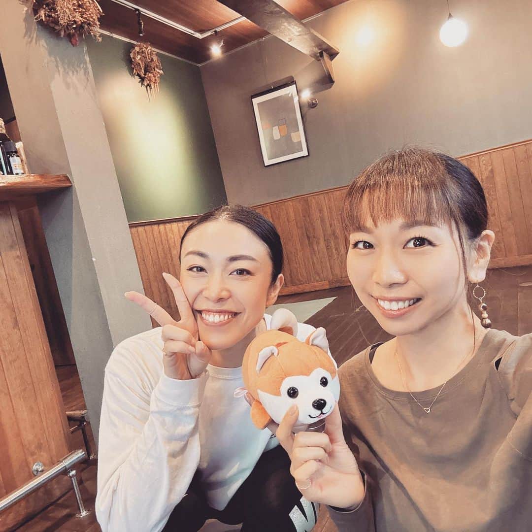 三ツ井裕美のインスタグラム：「@reino_coffee_store さんにて、 Cafe yogaをやらせていただきました☕️  ずっとやりたいなぁと思っていたCafe yoga。  しかも普段からよく行く大好きなCafeでやらせていただけるというのが嬉しすぎました。  あいにくの天候でしたが、皆さん笑顔で来てくださってそれも本当に嬉しかったです。  私が以前受ける側で行っていたCafe yogaもとても心地良い空間で、コーヒー豆を挽く音や香りに包まれながらスタジオとはまた違う良さを感じていました。  その時の事を今日は色々と思い出したなぁ😌  レッスン後のお茶timeも楽しかったです！ 私だけでなく、お客様同士もここで繋がって色々なお話してまた輪が広がって、、、というのもまた嬉しさの1つです。  今日ご参加いただいた皆様、ありがとうございました🙇‍♀️ (みんなで写真撮れば良かったーーーと今更後悔しています笑)  準備を手伝おうとひと足早く来てくれたももちゃん( @momoyo0904 )との写真を載せておきます🥰ｱﾘｶﾞﾄ♡  そして、Cafeの店長さん、 準備から何から何まで本っっ当にありがとうございました🙏🙏🙏  ぜひまた宜しくお願い致します🙇‍♀️  不定期ではありますが、 また開催できたら嬉しいなぁと思っているので、 決まりましたら告知させていただきます。  #cafeyoga #reinocoffeestore #中村橋」