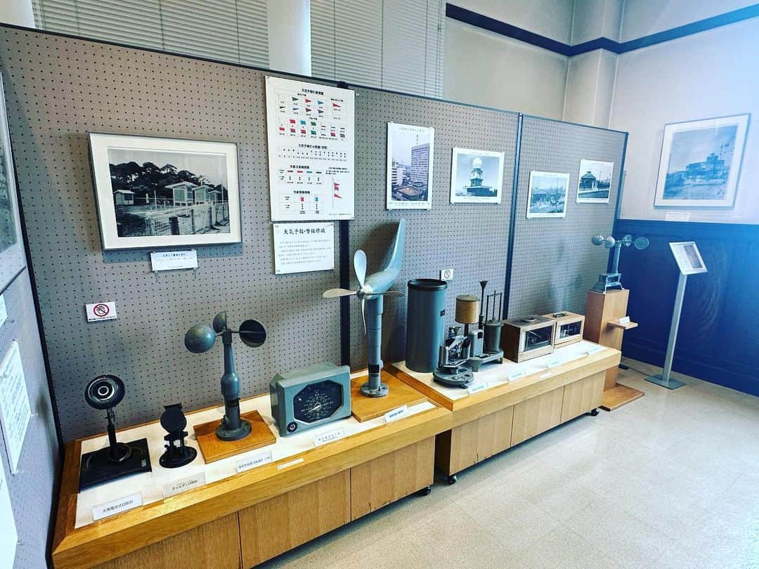 大隅智子さんのインスタグラム写真 - (大隅智子Instagram)「先日、広島市にある江波山気象館に取材に行きました。 全国でも珍しい天気の博物館で、大好きな場所です。 かつては、広島地方気象台として使われていました。 突風を体験できる突風カプセルなど体験コーナーもあります。 当時の観測機器なども展示してあるほか、被爆建物なので、被曝の爪痕も見学できます。」6月3日 12時31分 - tomokotenki