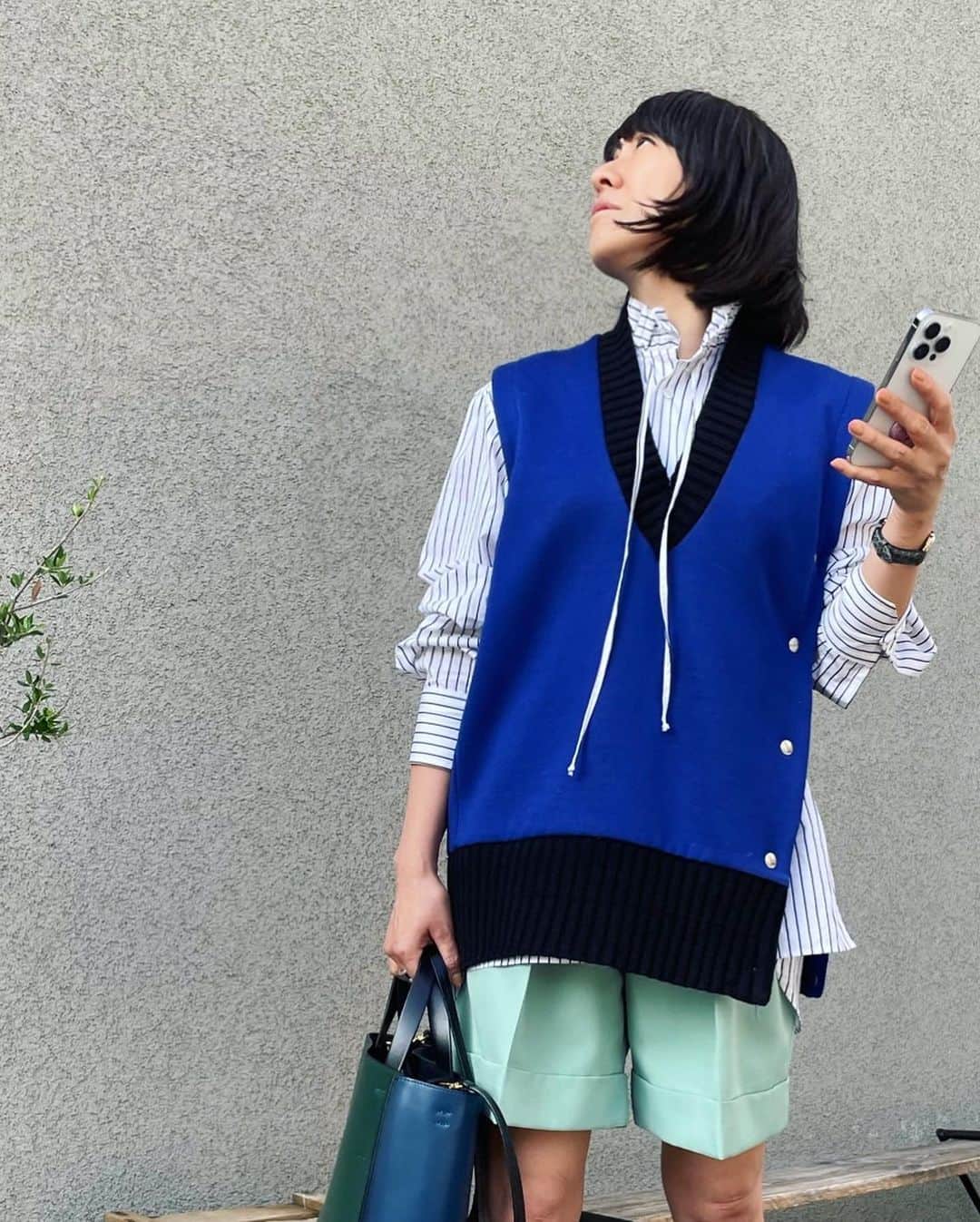 風間ゆみえのインスタグラム：「何見てんの、コワイ。  …って良く言われてたな、笑 猫ちゃんや、犬さんたちも良く何か見てるあれよ。  　 この日はおけいセンセと習い事へ。  曖昧なお天気で、なんとなくコントラストの強い映える服を選んで出かけたのですが、おけいセンセが撮ってくれた写真をみると、どれも、昨年？一昨年？数シーズン前の服だけど、色が鮮やかだと新しい服に見えるなぁ。  #yumie_k_style  @plan_c_official  @marni」