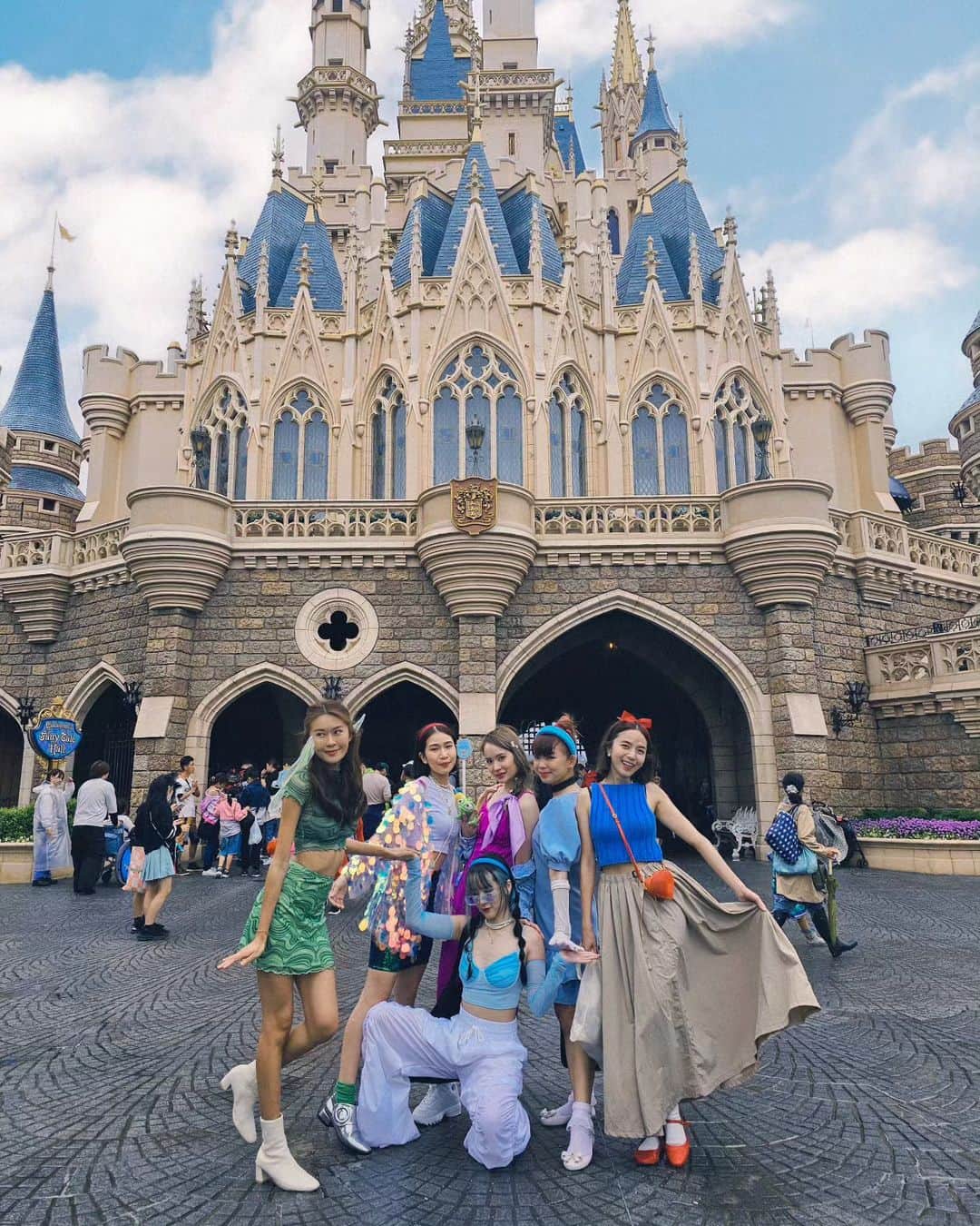 のインスタグラム：「ดิสนี่แลนด์ในวันไต้ฝุ่นเข้าสุดแสนจะทุลักทุเล 🤧」