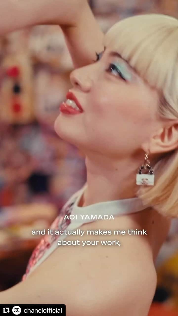 アオイヤマダのインスタグラム：「@chanelofficial  Slow Showの振付家ディミトリ、キャロリーヌとの対談では ディミトリがアフリカから得たインスピレーションや、 今までの活動で感じてきたことをお聞きし、意見交換しました。 私が好きな日本の踊りは、 身体に魂が入るプロセス、その過程に美しさを感じます。 私は専門家ではないから、あくまで私が体感と、 人から聞いた話ばかりだけど、 能の松の絵のこと、祭りのはじまり、浮世絵に遠近が加わった時期のこと、、、 最近読んでいる本では、皮膚感覚とこころの関係性が面白いなぁと。 人間の皮膚は臓器そのもの。 踊ることは、感情を放出する最も簡単な手段であるとも思います。 だから、 もっと人々の身近なものにしていきたい。 そんなことをディミトリと交換できた、、かな、、。 (早く英語流暢になって伝えたい、、言葉って難しい！笑) 居酒屋さんでの急なセッションも楽しかったです。 Thank you!  Aoi Yamada -----  An evening in Tokyo – ahead of the CHANEL 2022/23 Métiers d’art replica show in Tokyo, ambassadors and friends of the House gathered in the Japanese capital, an opportunity for some of them to reunite after the show last December in Dakar.  Following their rehearsal, NIX and Ichika Nito shared with House ambassadors Caroline de Maigret, Kristen Stewart and Nana Komatsu the highlights of their collaboration for the upcoming show: “Art connects us, it’s almost like a language in a way”, said Ichika Nito.  Choreographer Dimitri Chamblas evoked with artist and dancer Aoi Yamada his creative vision in the lead up to his “Slow Show”, performed this time with Tokyoite dancers for the opening of the replica show on June 1st.  Directed by Caroline de Maigret.  See more at chanel.com  #CHANELMetiersdArt #CHANELShow #CHANELinTokyo   @carolinedemaigret  @ichika_mo  @nixofficial  @konichan7  @dimitrichamblas」
