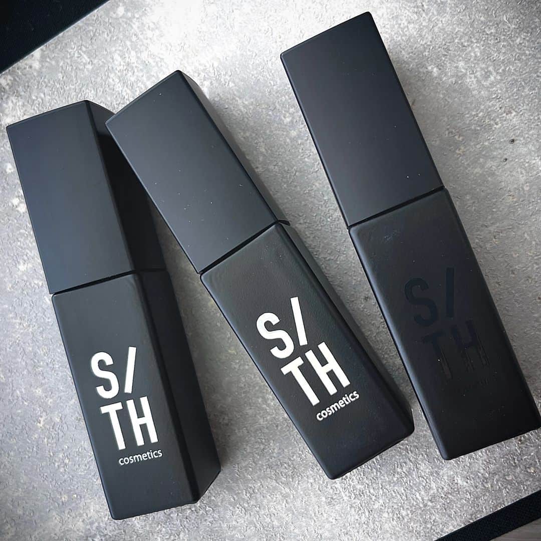 橋本実花のインスタグラム：「@sith_cosmetics  SITH　シス  メンズのための新しいメイクアップブランド。  全てのプロダクトは、プロのネイリスト、メイクアップアーティストによって企画、開発されています。  日本メンズコスメ協会バックアップの元生まれたブランドなので、安全で安心な製品を保証します。  ファーストアイテムは 手軽に塗れて負担の少ない ジェルネイルです。  近日発売。 最新情報はInstagramで更新。 follow▶️ @sith_cosmetics   #メンズネイル#メンズジェルネイル#メンズコスメ#メンズメイク#メンズセルフネイル」