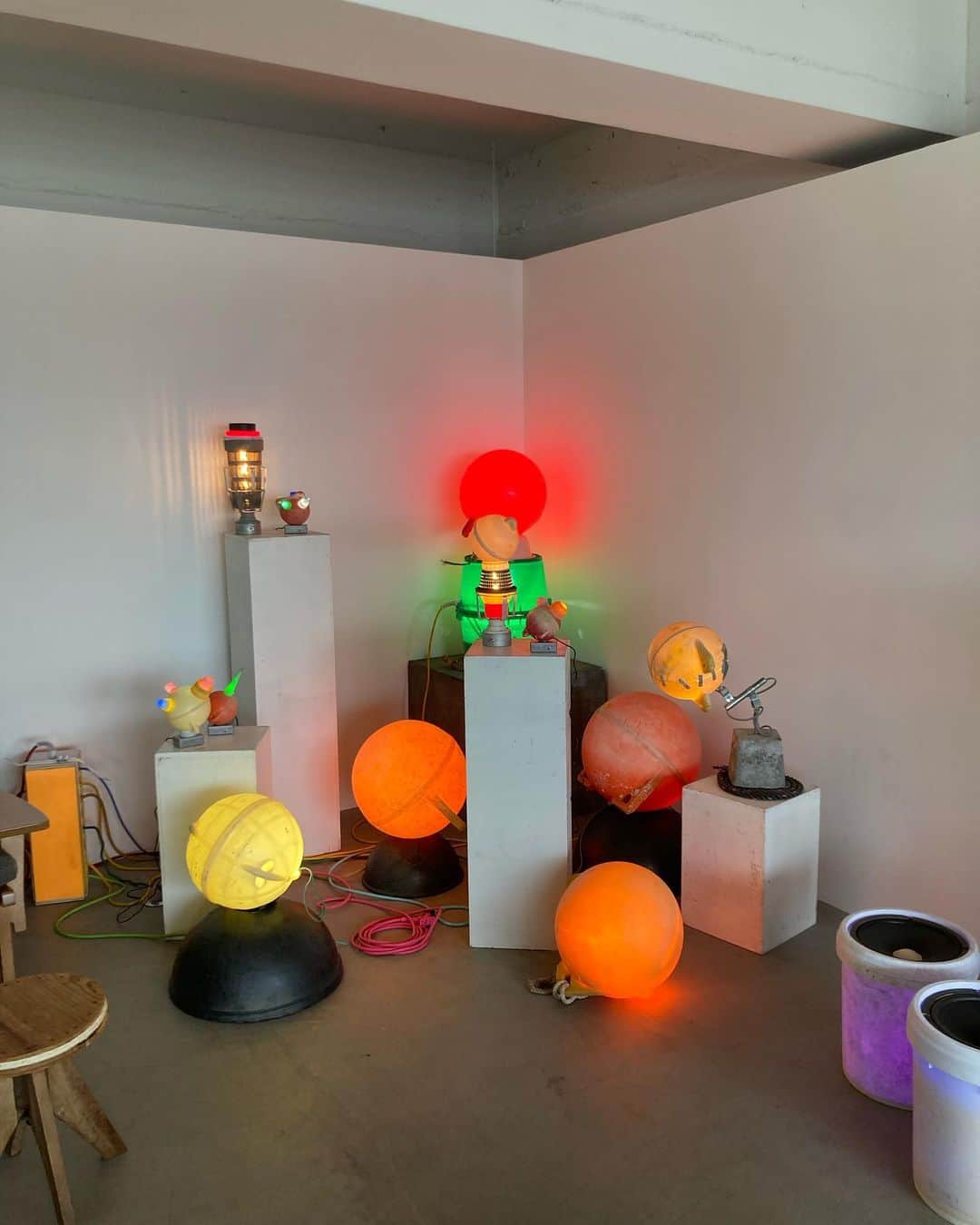 山田義孝のインスタグラム：「⚡️⚡️⚡️ 最近観に行った展示。 海岸に漂着したプラスチックを使った作品。 『SDGs』って言葉を軽々飛び越えた胸踊る作品。 自分が音楽で表現したいと思う事がこの作品の中に沢山詰まってた。 それと同時に小学生の時友達と作った基地を思い出した。 胸鷲掴みでした。 @pimlicoartsjapan」