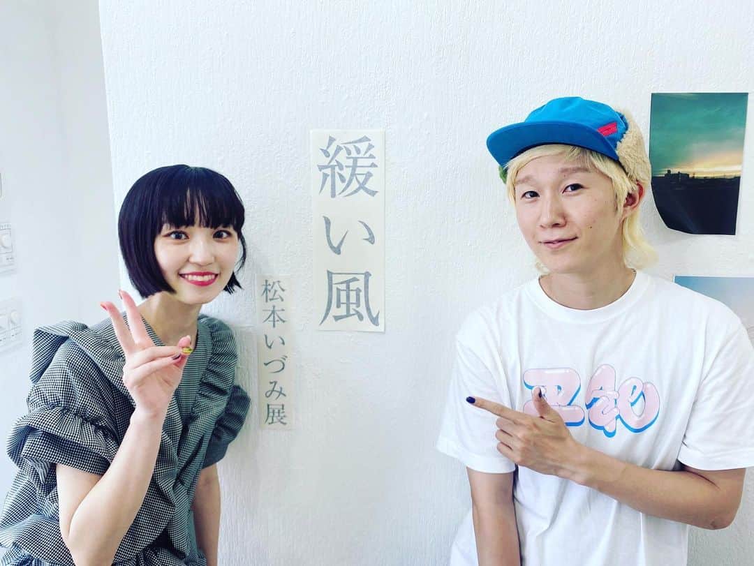 山田義孝のインスタグラム：「📸📸📸 ずっと僕等のライブ写真を撮ってくれている松本いづみちゃんの個展は6月4日まで✨ 彼女の心の一部に浸れる空間です。 皆んなも包まれてください✨ 僕等の大きな写真も飾ってくれてます！ この人に撮ってもらえて良かったなぁと改めて感じる時間でした。 是非🔥🔥🔥 @mini12du  渋谷ギャラリー・ルデコ 入場料500円」
