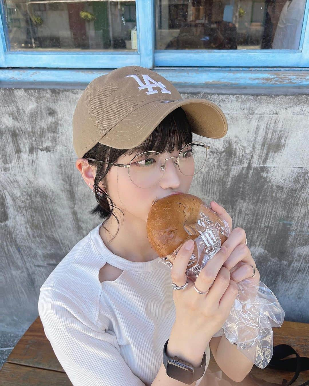 西野千明のインスタグラム：「ベーグル美味しかった🥯 . #newera #hare #zoff #台湾 #taiwan #ベーグル #夏 #summer #夏コーデ #春 #spring #春コーデ #インナーカラー #japan #idol #pwc #白キャン #真っ白なキャンバス #西野千明 #アイドル #いいね #ボブ #ショートボブ #followｍe #instagood #fashion #like4like #ootd」