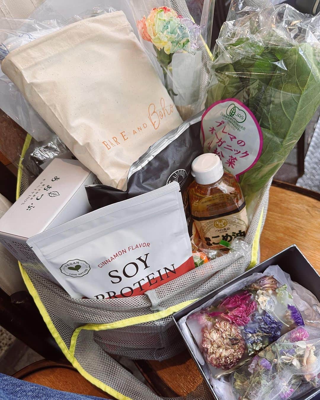 のインスタグラム：「🍎🍎🍎  年に一度開かれるVioマルシェ 先日伺ってきました🧺  毎回素敵なブランドさまが並んでおり、お勉強させていただいます。 その日の戦利品たち。  -1. @bareandbohojapan  BABY BORNのエコバッグに入った戦利品たち🧺  -2. @bareandbohojapan  オーストラリア発のサステナベビーブランド。 使い勝手の良いポーチを愛用していて今回もうひとつ大きいサイズnewin🐋くじらキュン❤︎ ちなみに赤ちゃん用ラッシュガードと水着パンツも持っています👶🏻（謎)wサイズ感可愛すぎ。  -3. @moani.special_life  廃棄花をリブルームしキャンドルに🕯とっても可愛い。ほんのり良い香りもします💐  -4. @aotsubu_moroheiya  農薬、化学肥料を使わないモロヘイヤ100% 酵素と飲むと一層の相乗効果があるそう🥑  -5. @soyprotein_beauty  愛飲しているプロテインのひとつ。100％植物由来、7つのフリーのソイプロテインから新しくシナモン味が出ました🫘美味しい。  -6. @tsunogroup  揚げ物大好きな私には油は超重要。 和食には米油必須ですが、この油には米胚芽の栄養分がより多く含ん でいます。たのしみ！  -7. @herbiolys   新芽に含まれる植物幹細胞や栄養分を抽出した インナーケアエッセンス フランスとEUの厳しい基準をクリアしたジェモエッセンスの研究所のブランド。 私は体内の炎症などを抑えるNoyerを🌱  -8. @goldenstatechips  農薬を使わない土壌で作ったじゃがいも。カルフォルニア生まれのオーガニックのポテトチップス。トリュフ味。ワインに合う🍟  -9. @delifas_  食べるファスティング。 みんなやっているのでジュースからお試し🧃  -10. @organic_premafoods  20年以上前から小松菜を有機栽培しているプレマオーガニックファーム。小松菜とスピルリナを練り込んだうどんは期待🥬  __________________________________  #love #life #organic #viomarché  #vioマルシェ #オーガニック」