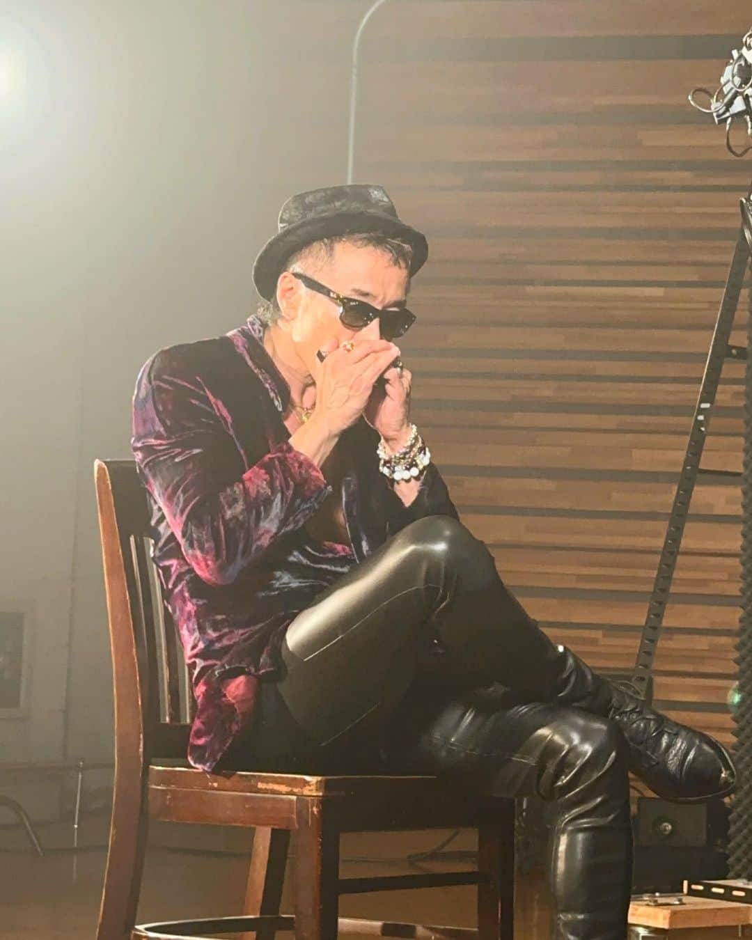 長渕剛さんのインスタグラム写真 - (長渕剛Instagram)「blues harpの音っていいよな〜🎶  #長渕剛 #nagabuchitsuyoshi #bluesharp #studio #🕶️ #🎶」6月3日 13時12分 - tsuyoshi_nagabuchi