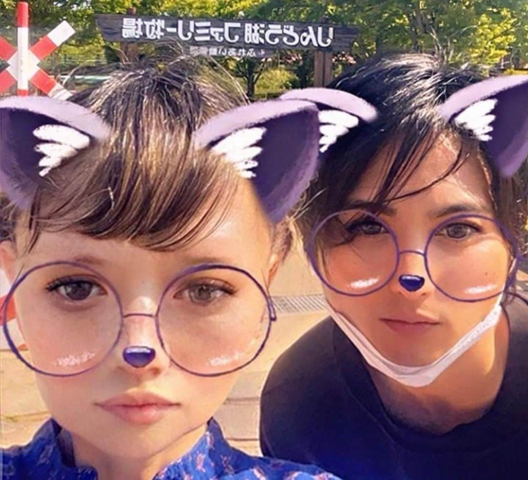 広田レオナさんのインスタグラム写真 - (広田レオナInstagram)「現状報告 会社の仕事をしながらですが 温泉療法と週に1〜2回の岩盤浴 そして体重をかけないで歩く そんな事出来るんか？と思われるでしょうが😂バレリーナ、特にパドドゥを踊った事がある人には出来るんです😅 いつも森やら神社を歩くのですが、この日はりんどう湖ファミリー牧場に行きました 童心に帰って◯ッコながらにおもいっきり楽しみました😅 ひろむくんにはお爺ちゃん赤ちゃんと言われ笑われていましたが😂 案の定、次の日から3日間ほど寝込みました😅しかし、こういう所ではしゃいだ事がないので、いい思い出になりました☺️ 岩盤浴は高温サウナが苦手な私にはちょうど良く、うつ伏せ5分、仰向け10分、1度出て水分補給、これを3ターン おかげさまで超低体温が少し上がって嬉しい☺️ 左股関節は残念ながら治らず… 手術を視野に入れる事にしました😭 なんとか、痛みなく歩けるようになりたい… リハビリ、頑張るからね💪🏻  #片肺は大変だが楽しもう🥰 #岩盤浴で癌治ったかもしれないと本気で思ってる #３枚目は久しぶりのスナチャ #４枚目はAIで子供にしてもらった #2拠点生活」6月3日 13時06分 - leonahirota