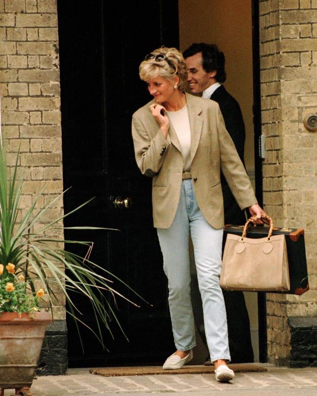 vintage Qooさんのインスタグラム写真 - (vintage QooInstagram)「#PrincessDiana once took #guccibamboo tote bag to Rome in 1991.   ▼Customer service English/Chinese/Korean/Japanese *Please feel free to contact us! *商品が見つからない場合にはDMにてお問い合わせください   ▼International shipping via our online store. Link in bio.  #tokyovintageshop #오모테산도 #omotesando #aoyama #表参道 #명품빈티지 #빈티지패션 #도쿄빈티지샵  #ヴィンテージファッション #ヴィンテージショップ #gucci #guccibag #グッチ」6月3日 13時07分 - vintageqoo