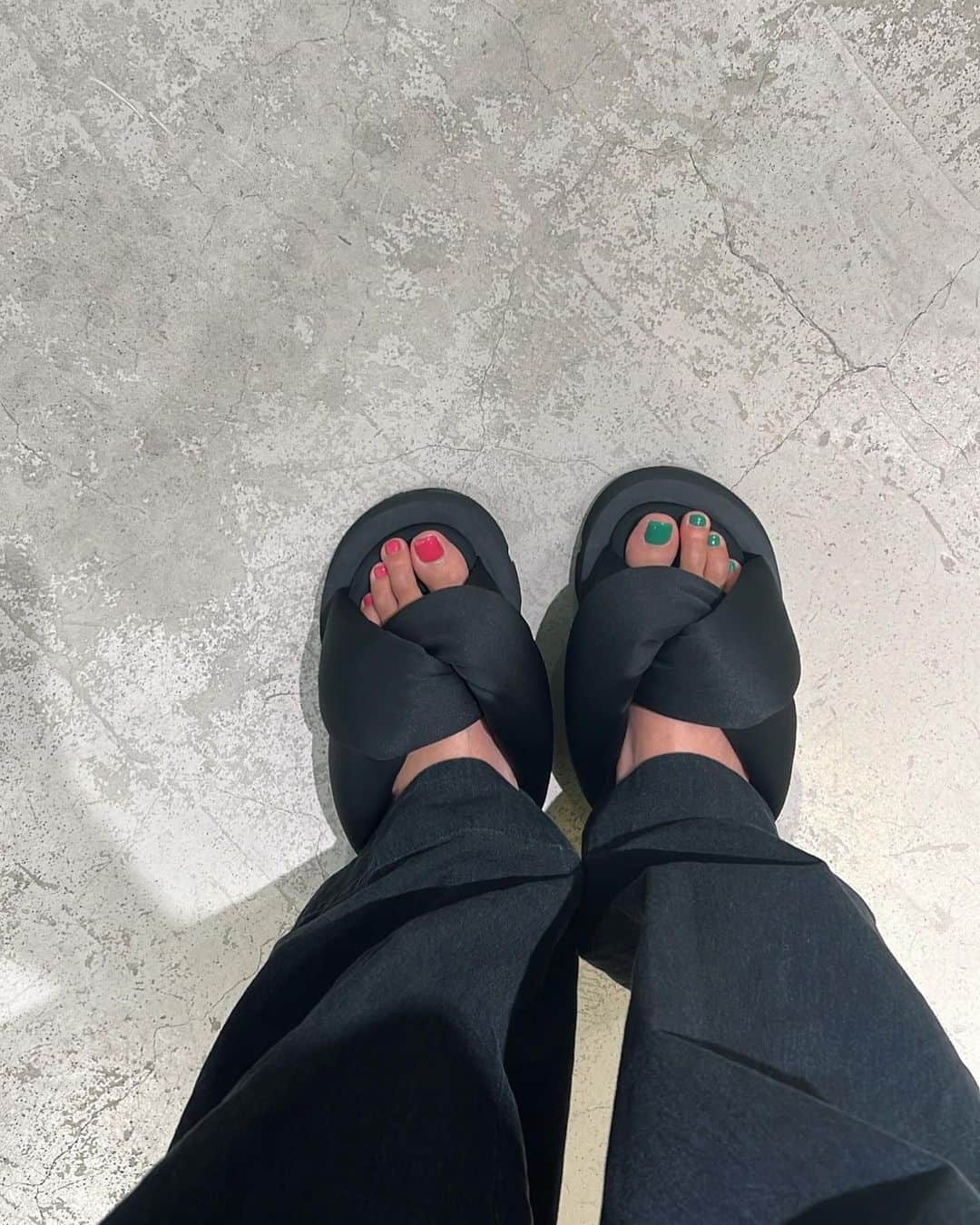 平アスカのインスタグラム：「PUFFY SANDAL @enfold_official 🖤 . 可愛すぎて汚したくないから 歩き方様子おかしくなるよ🤭 . 久しぶりにフットネイルも。 早くて綺麗なネイルいつもありがとうございます💚🩷 @erika_tanaka_37  #newsandals #enfold #enföld #asuca_fashion」