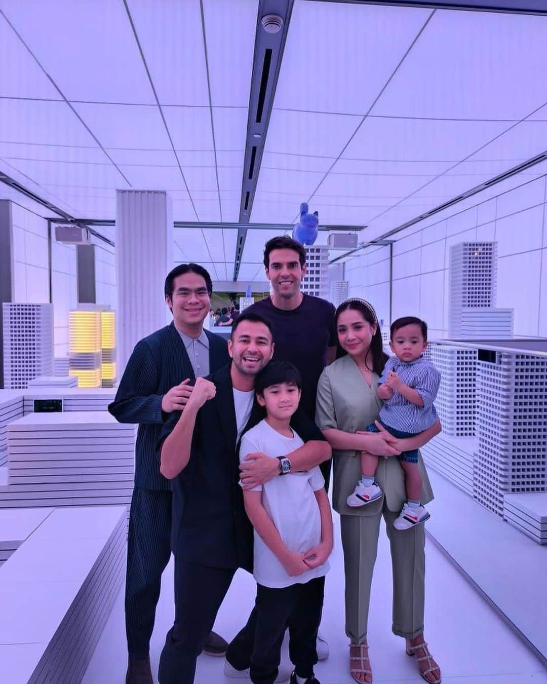 Raffi Ahmadさんのインスタグラム写真 - (Raffi AhmadInstagram)「Amazing Day With @kaka ⚽️ World Class Football Player 🇧🇷 LEGEND !!!! Rafathar Happy Full Senyum ❤️  Foto dan Video langsung gass poll Top Mantap Is The Best ,Kecanggihan teknologi OPPO Find N2 Flip di cintai oleh masyarakat Indonesia dan juga @kaka !!!  @oppoindonesia   #FlippingBetterWithOPPO #OPPOxKaka」6月3日 13時21分 - raffinagita1717