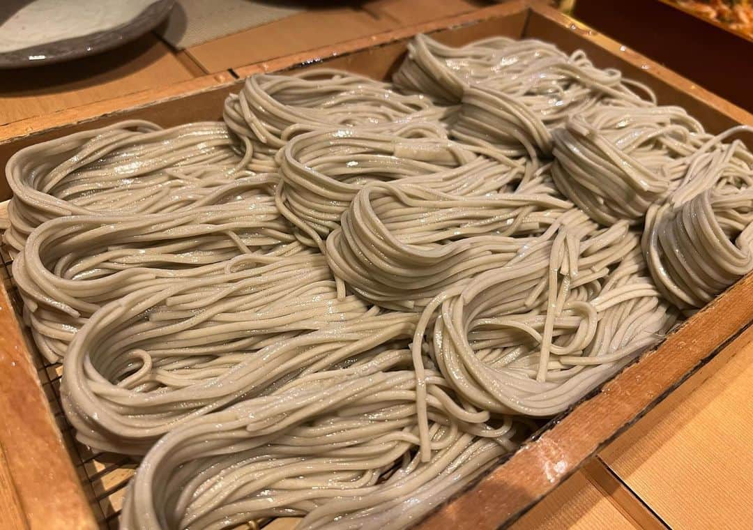 のインスタグラム：「孤独じゃないグルメ へぎ蕎麦。 収穫した実を碾いて粉にして水足して練ってこねて打って切って茹でて湯切りして冷水でしめて。。 食べるのは秒w 旨い。ご馳走さま。 ヘイロもガレットも嫌いじゃないけど、蕎麦となるとまだまだ世界各国では再現が難しそうだなー。 長期滞在してると無性に食べたくなるメニューのひとつ。  #やまだひさし #ラジオ #DJ #蕎麦 #大好き」